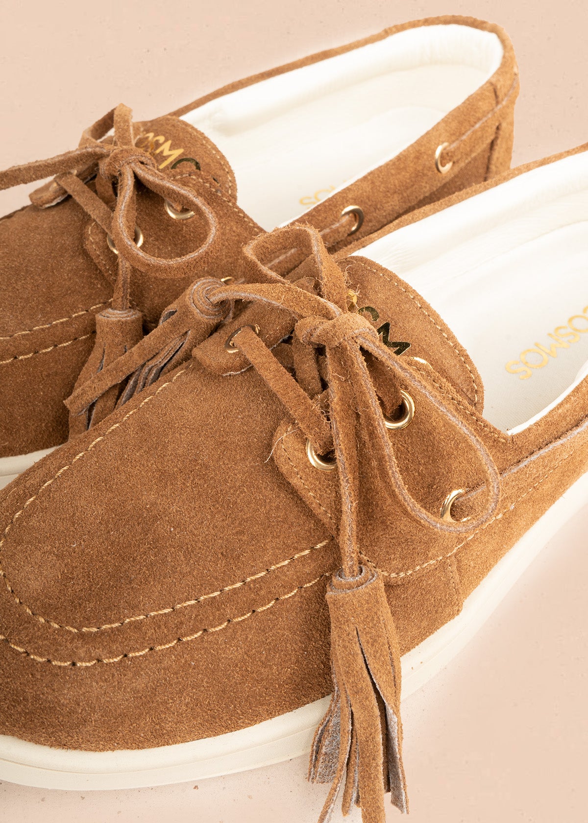 Mocasín en cuero color miel con cordón y borlas 106925