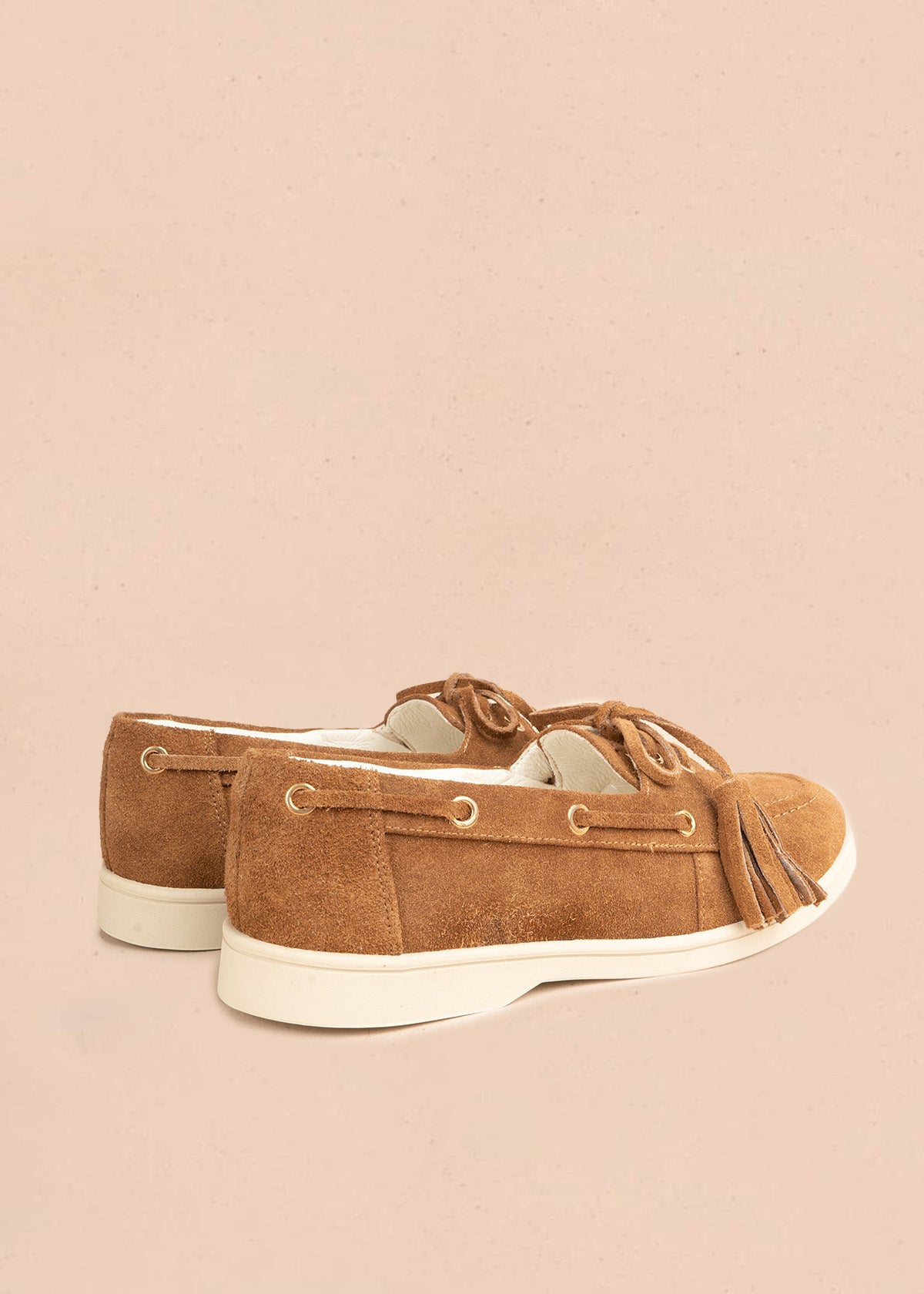 Mocasín en cuero color miel con cordón y borlas 106925