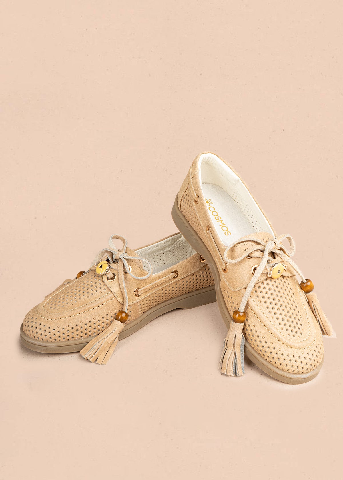 Mocasín en cuero color beige con calado, cordón y borlas 106926