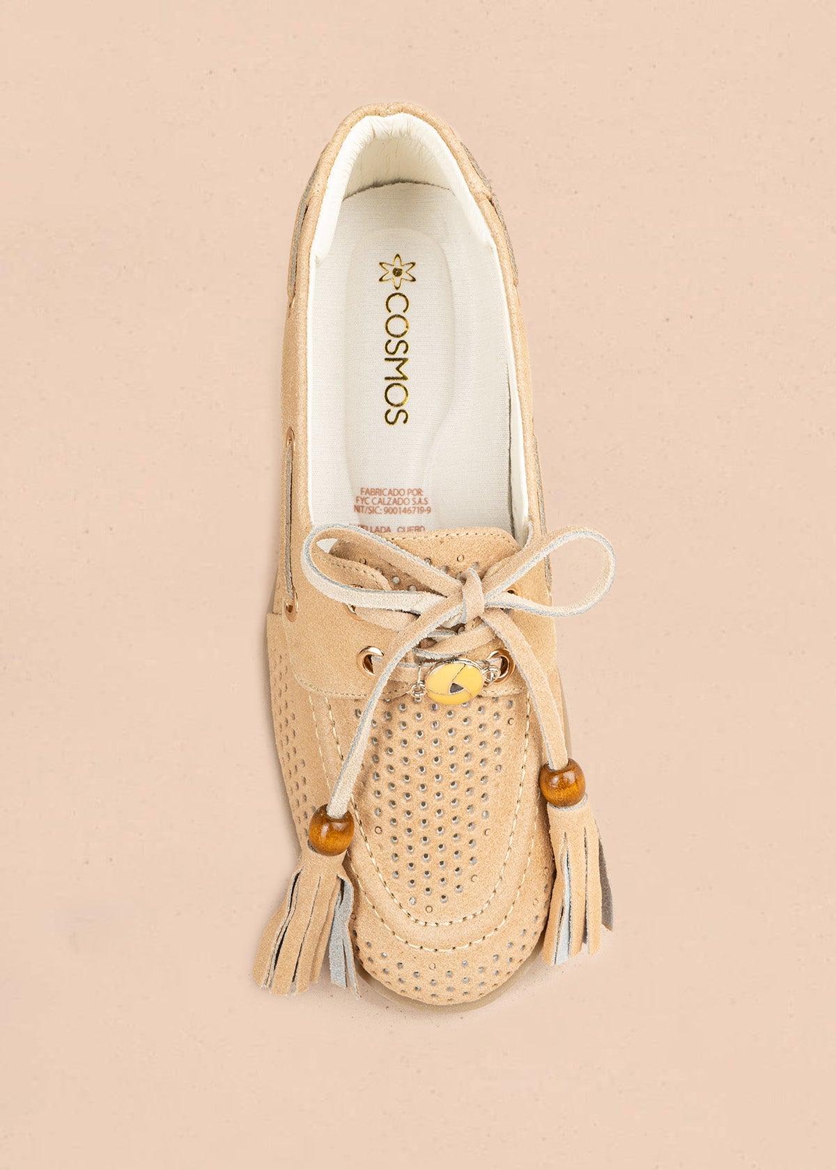 Mocasín en cuero color beige con calado, cordón y borlas 106926