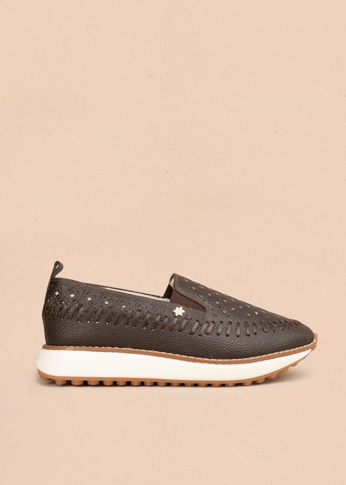 Zapato cerrado en cuero color café con calado floral y trenzado 106927