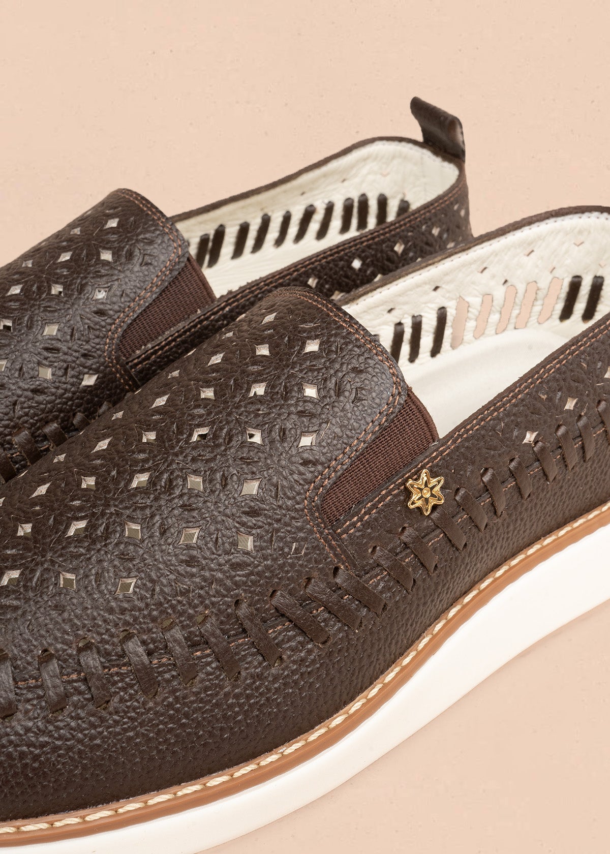 Zapato cerrado en cuero color café con calado floral y trenzado 106927