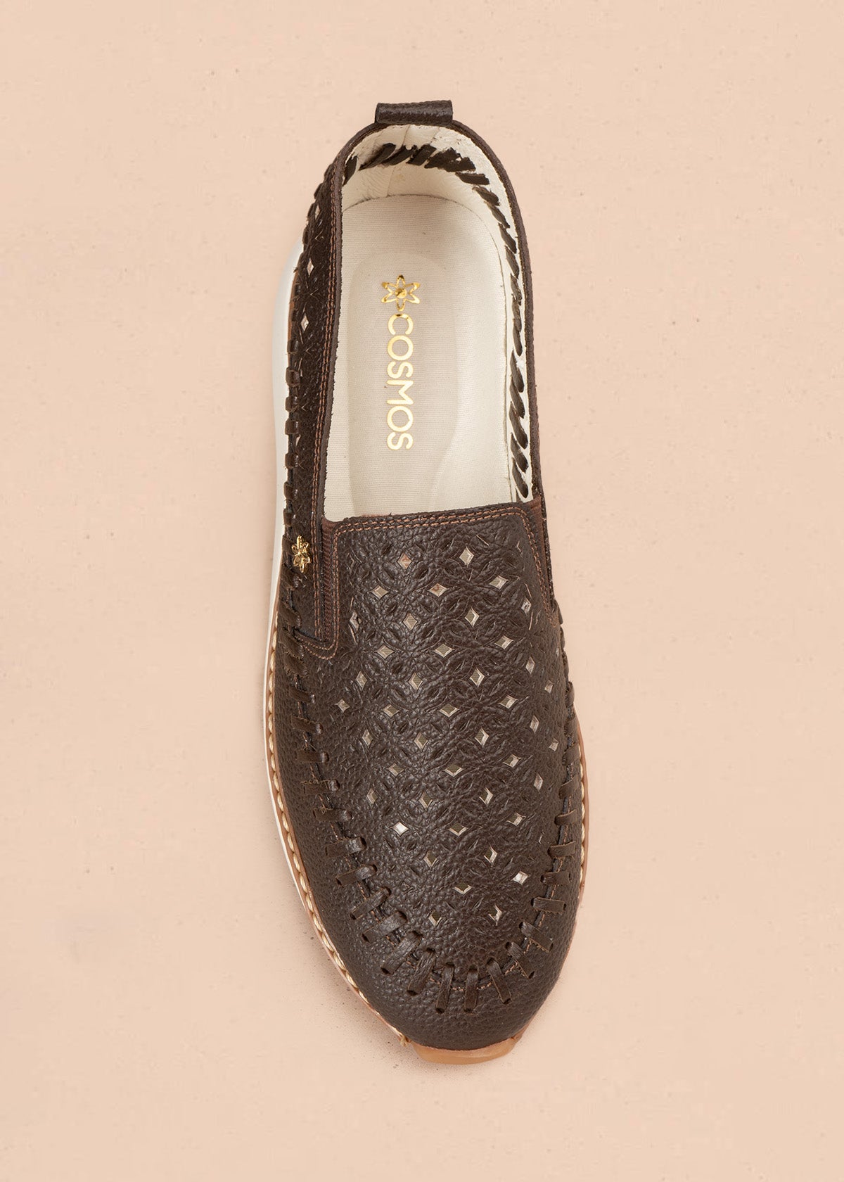 Zapato cerrado en cuero color café con calado floral y trenzado 106927