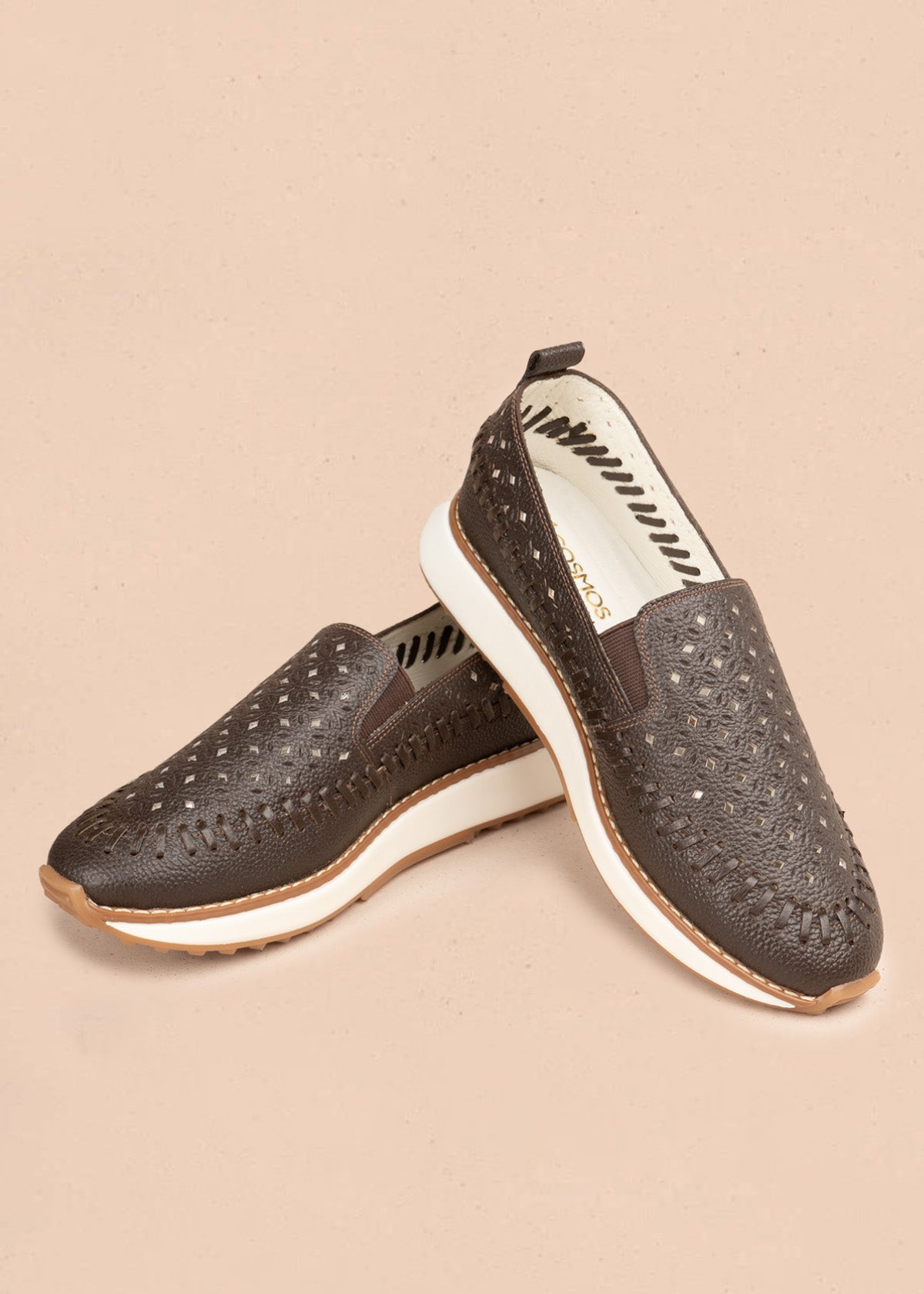 Zapato cerrado en cuero color café con calado floral y trenzado 106927