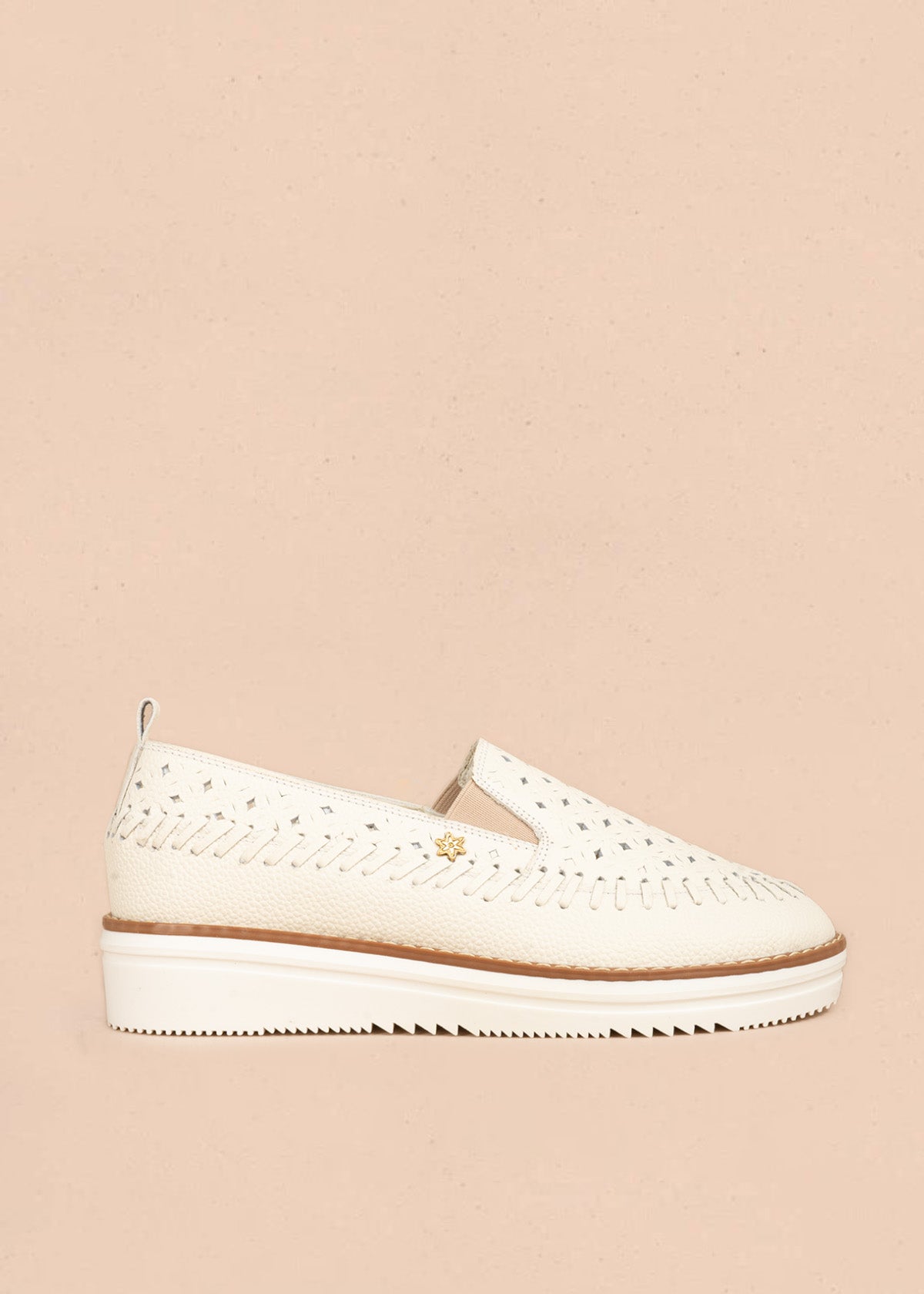 Zapato cerrado en cuero color talco con calado floral y trenzado 106927
