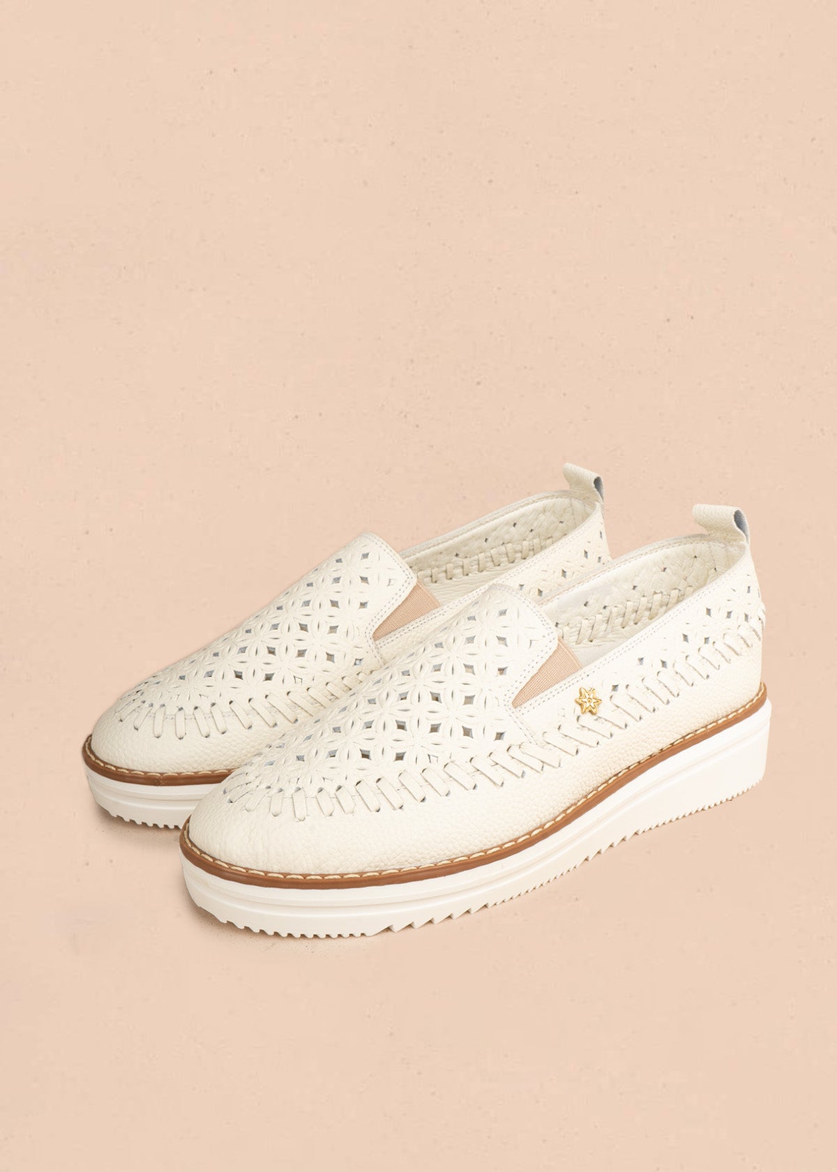 Zapato cerrado en cuero color talco con calado floral y trenzado 106927