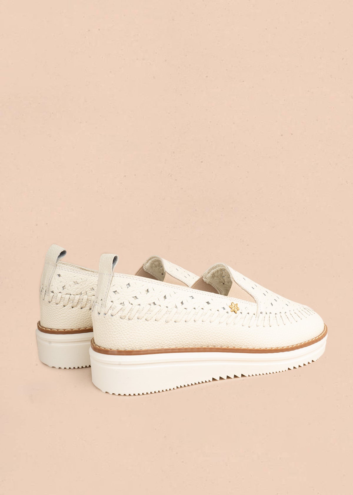 Zapato cerrado en cuero color talco con calado floral y trenzado 106927