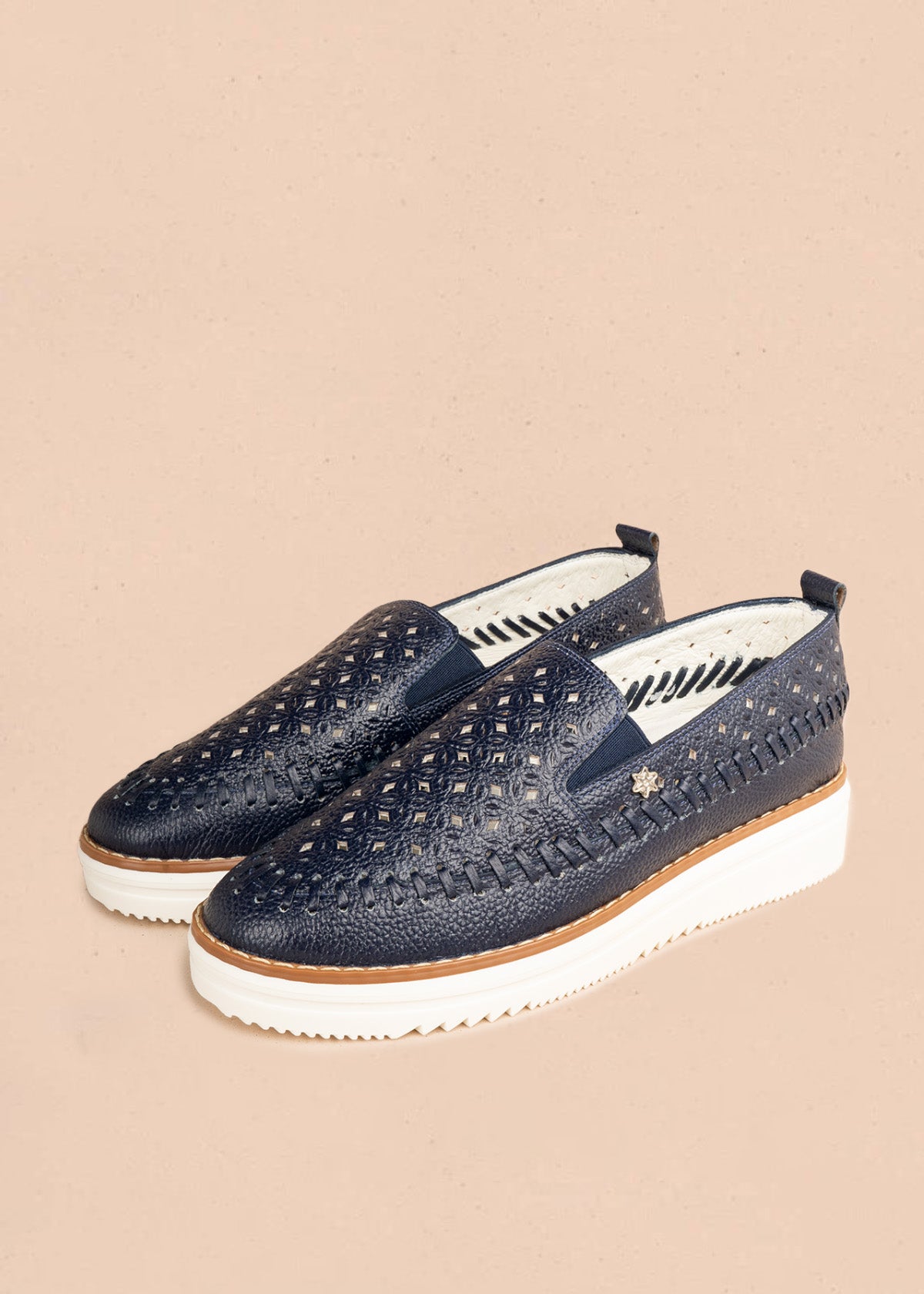 Zapato cerrado en cuero color azul con calado floral y trenzado 106928