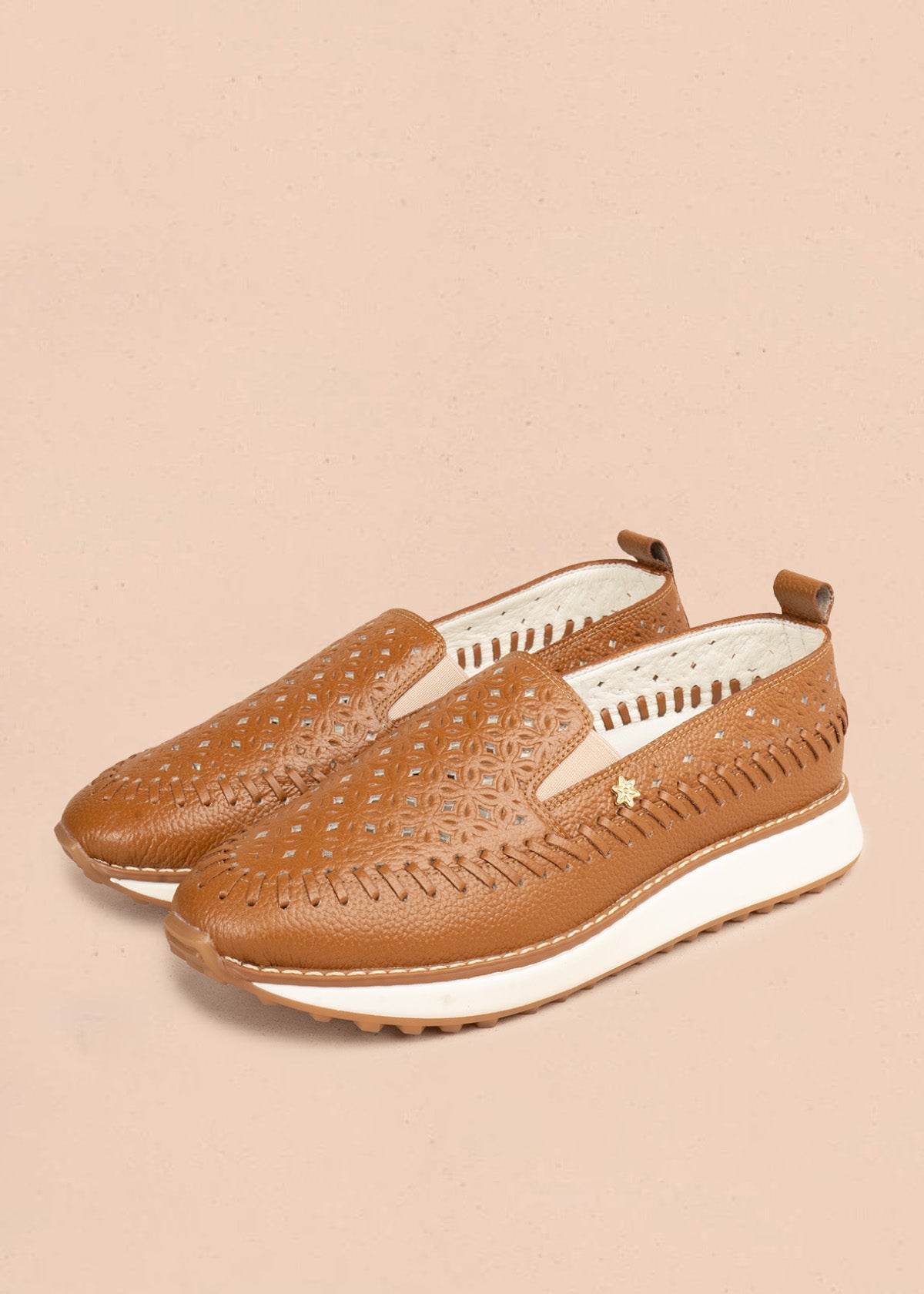 Zapato cerrado en cuero color miel con calado floral y trenzado 106928