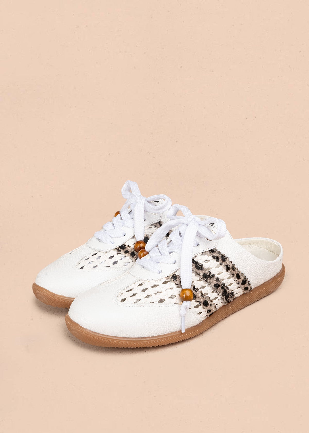 Zuecos en cuero color blanco con tejido, detalle leopardo y cordón con cuenta de madera 106932