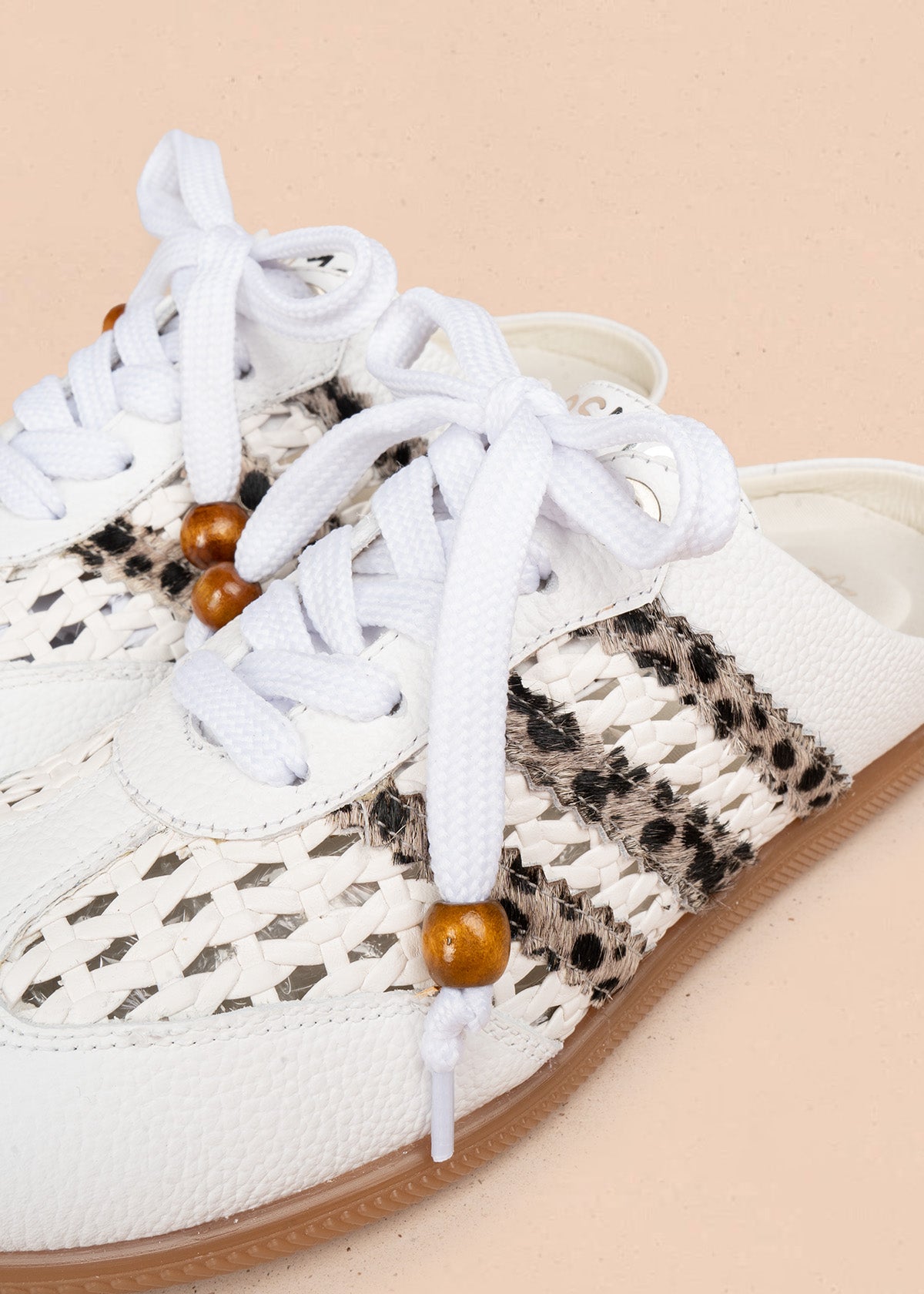 Zuecos en cuero color blanco con tejido, detalle leopardo y cordón con cuenta de madera 106932
