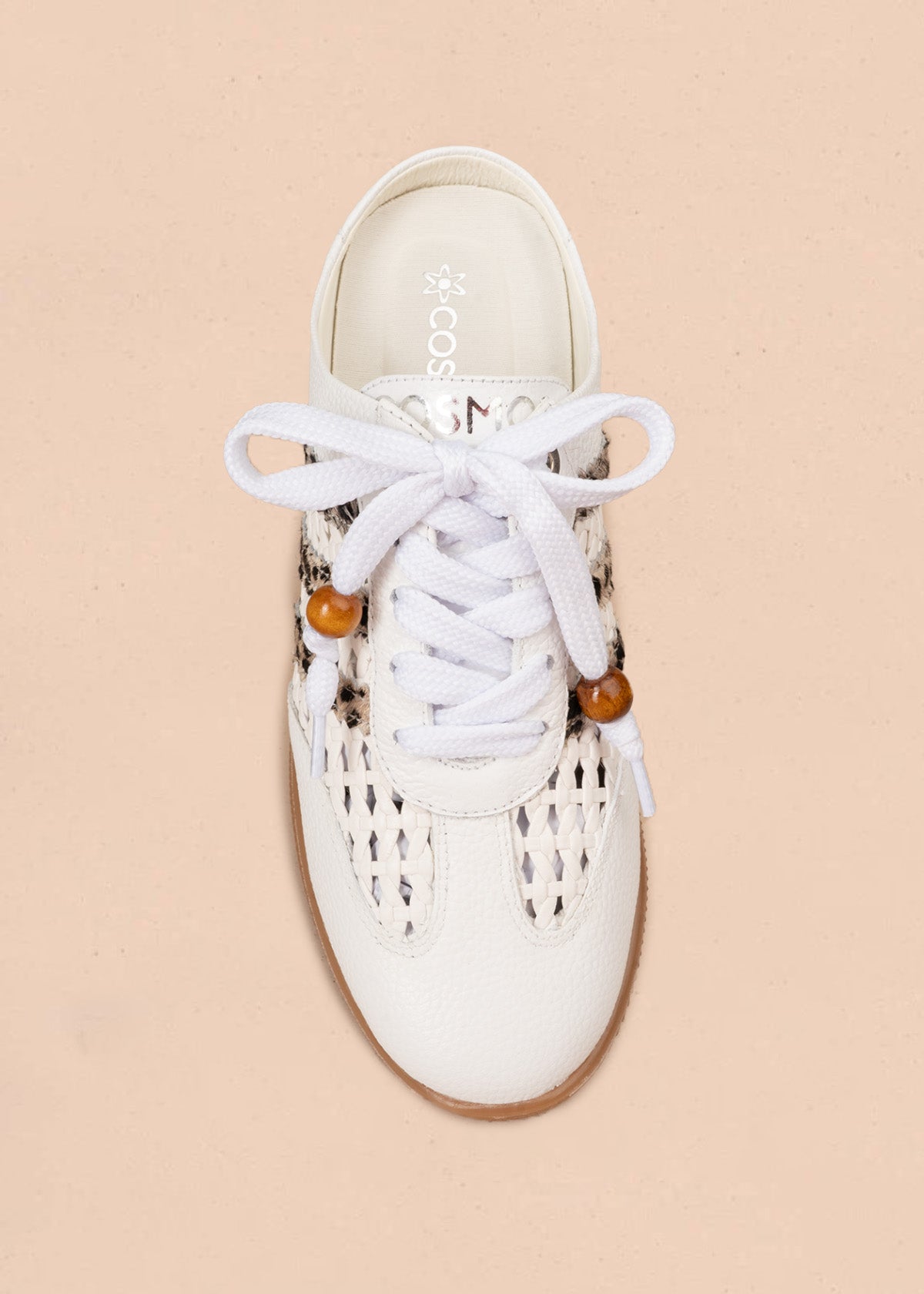 Zuecos en cuero color blanco con tejido, detalle leopardo y cordón con cuenta de madera 106932