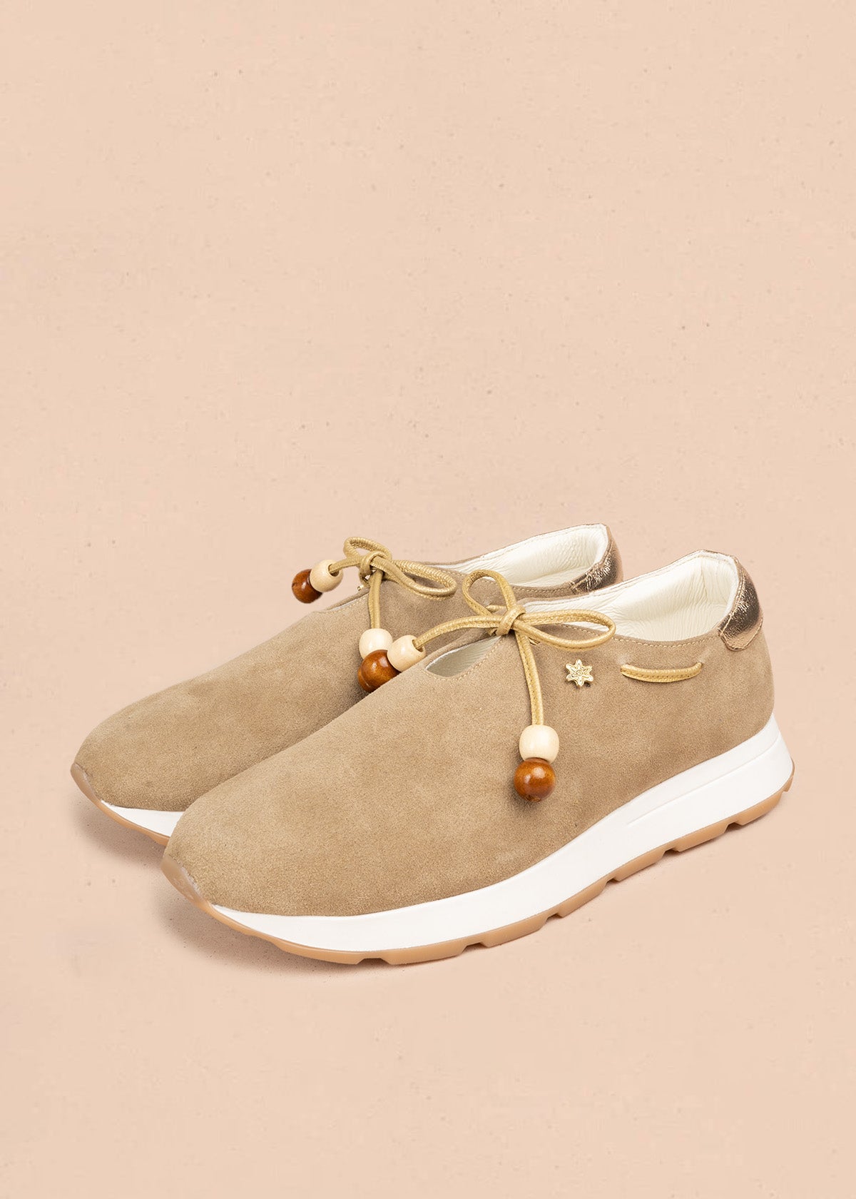 Atadura en cuero beige con cordón bronce y cuentas de madera 106934