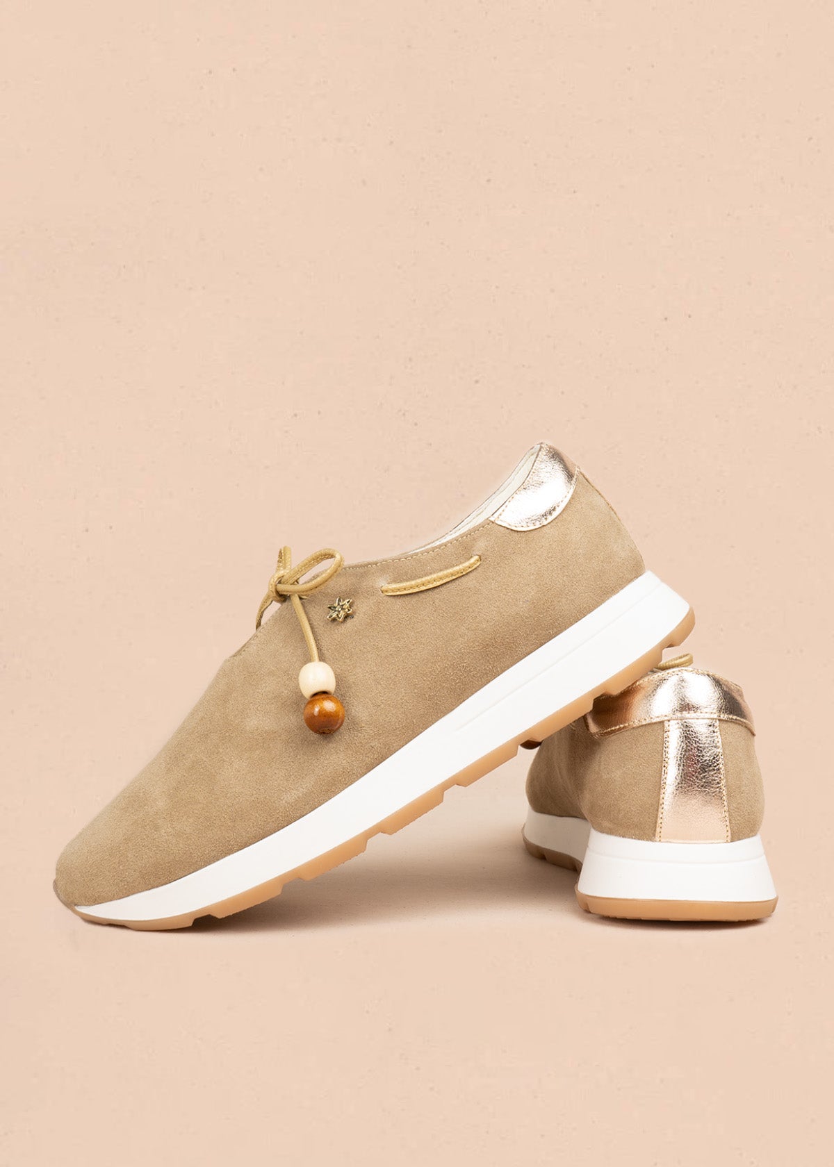 Atadura en cuero beige con cordón bronce y cuentas de madera 106934