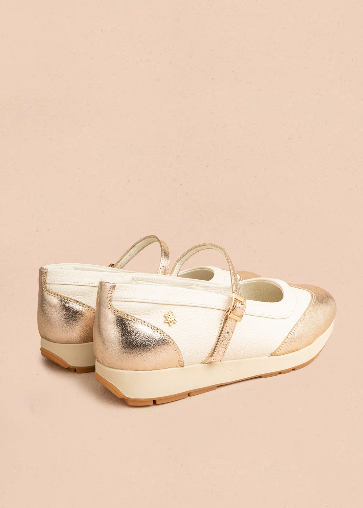 Zapato cerrado en cuero color talco con puntera dorada y correa con hebilla 106936