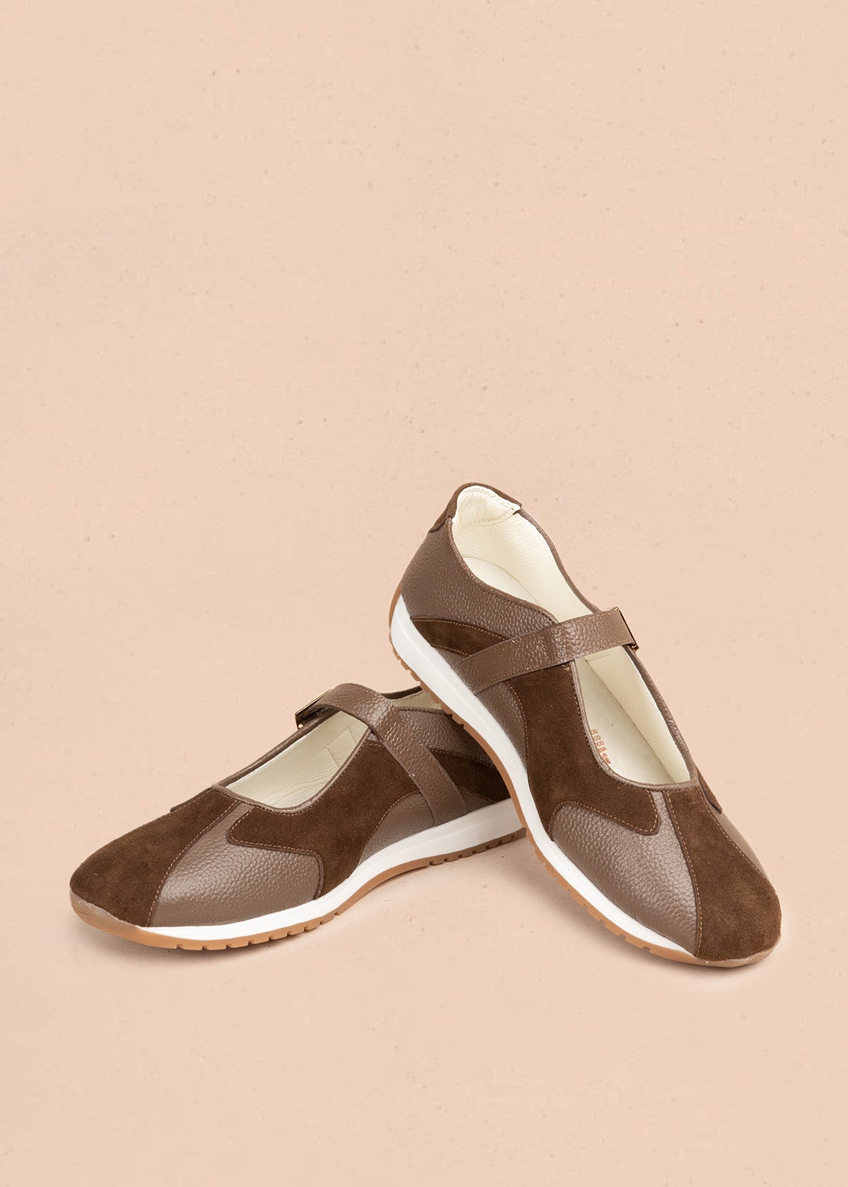 Zapato cerrado en cuero color café combinado con gamuza y correa con hebilla 106937