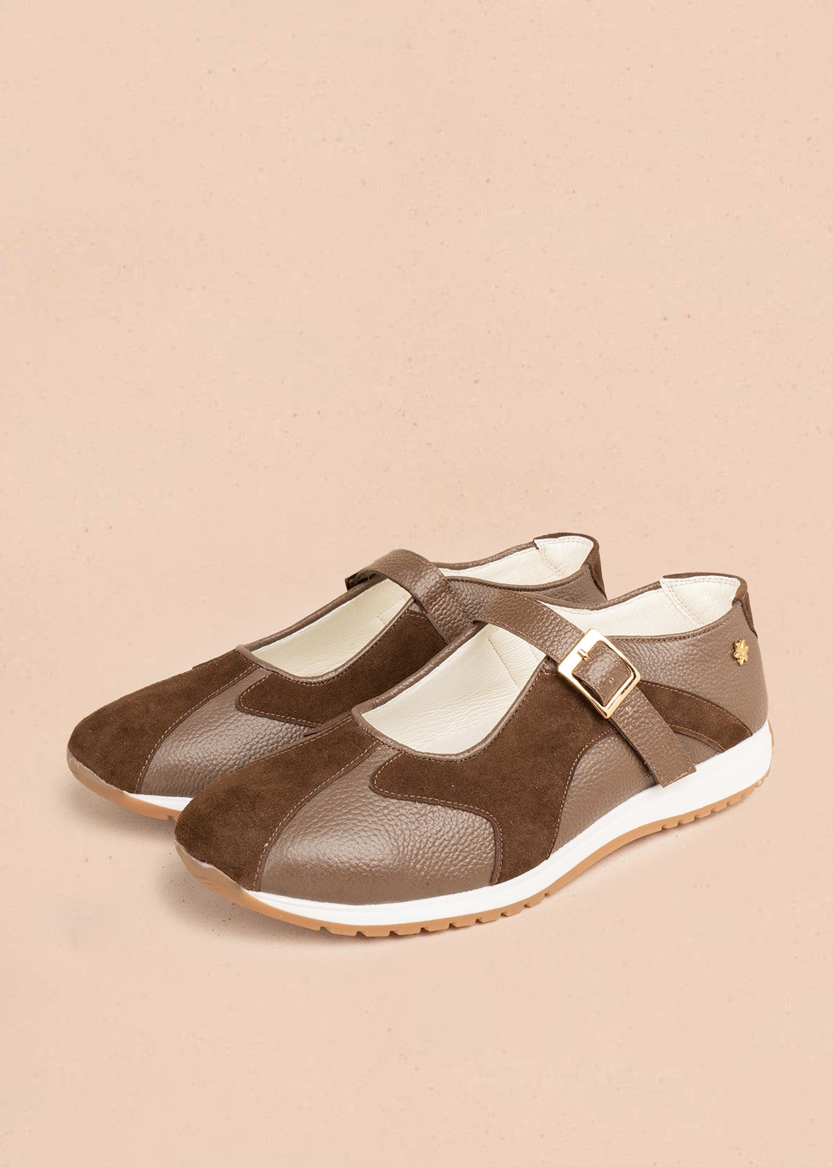 Zapato cerrado en cuero color café combinado con gamuza y correa con hebilla 106937