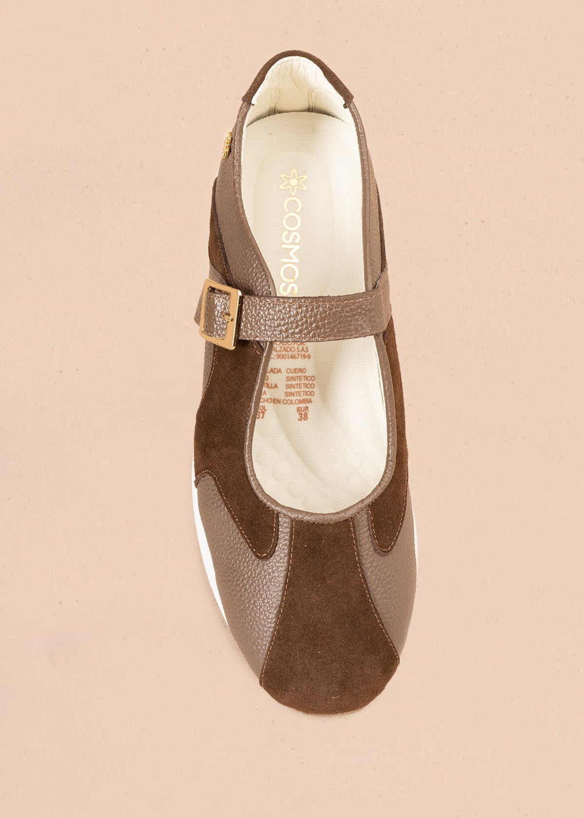 Zapato cerrado en cuero color café combinado con gamuza y correa con hebilla 106937