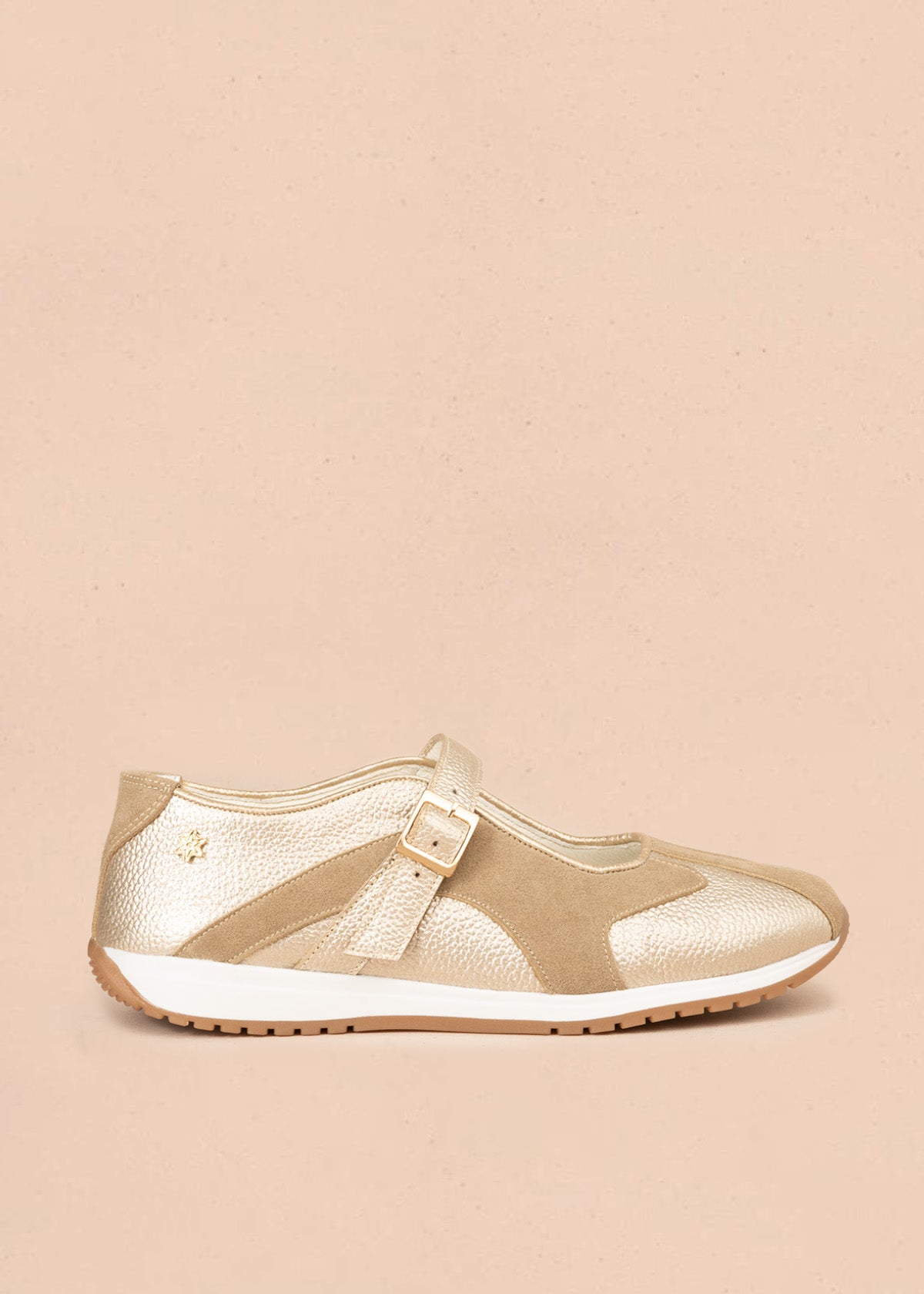 Zapato cerrado en cuero color dorado combinado con gamuza y correa con hebilla 106937