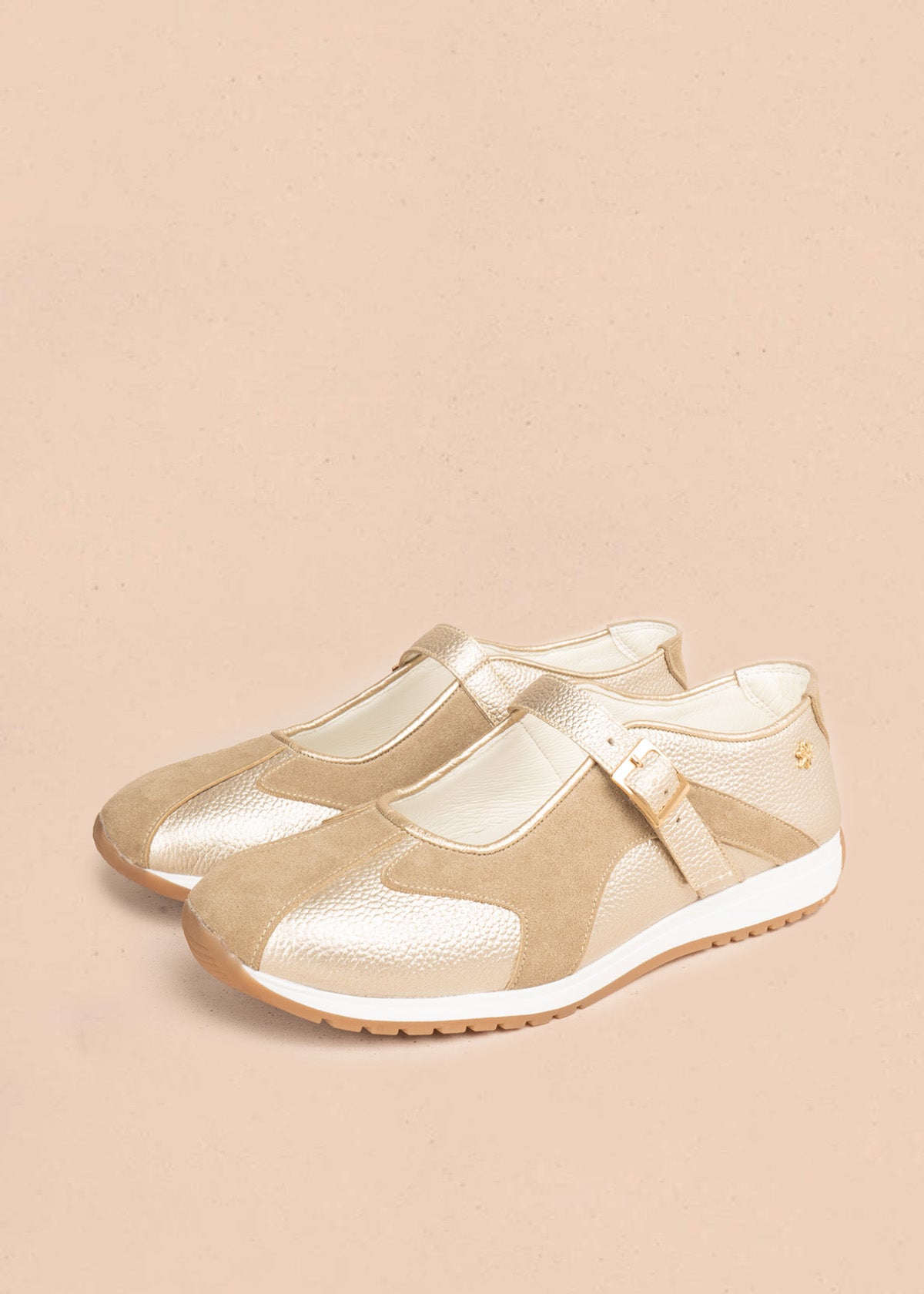 Zapato cerrado en cuero color dorado combinado con gamuza y correa con hebilla 106937