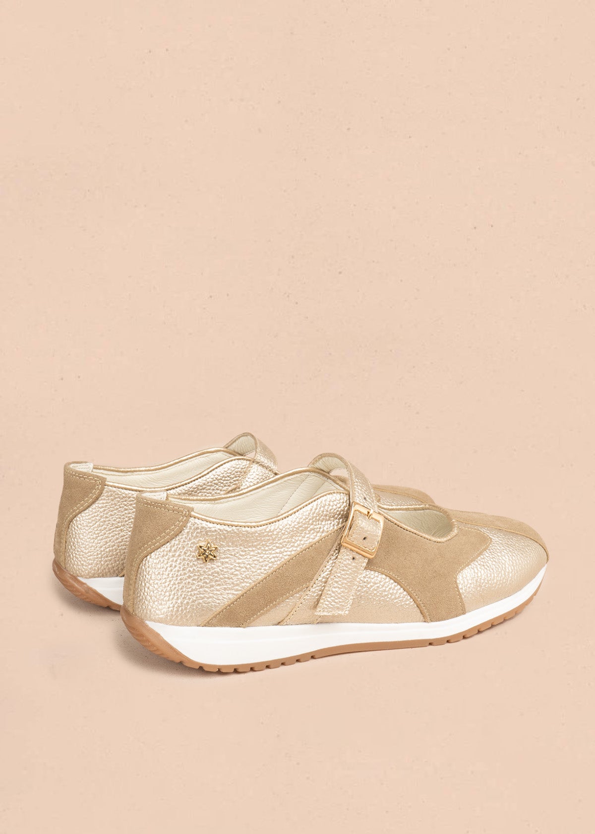 Zapato cerrado en cuero color dorado combinado con gamuza y correa con hebilla 106937