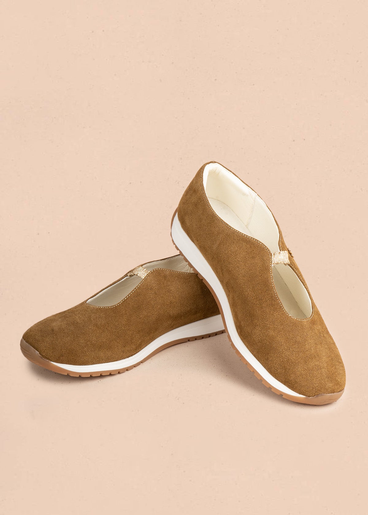 Zapato cerrado en cuero miel con escote en V 106938