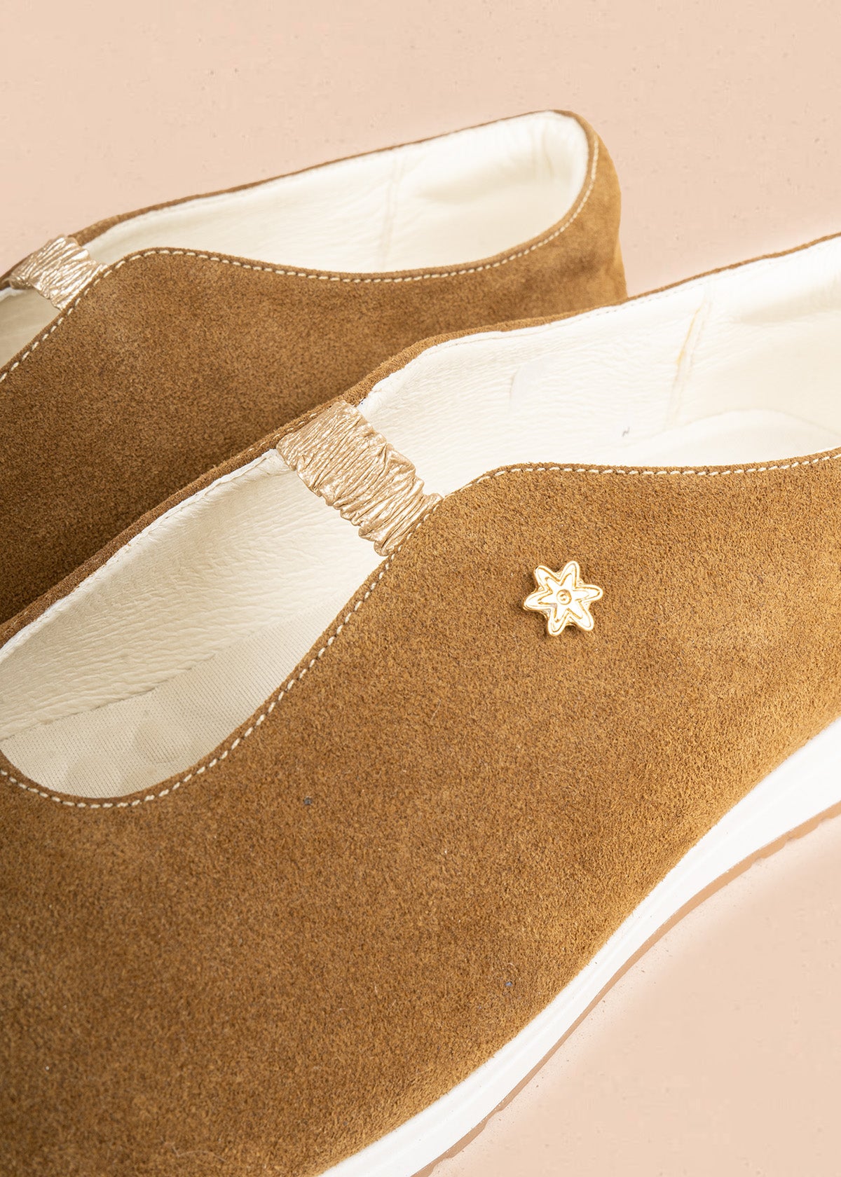 Zapato cerrado en cuero miel con escote en V 106938