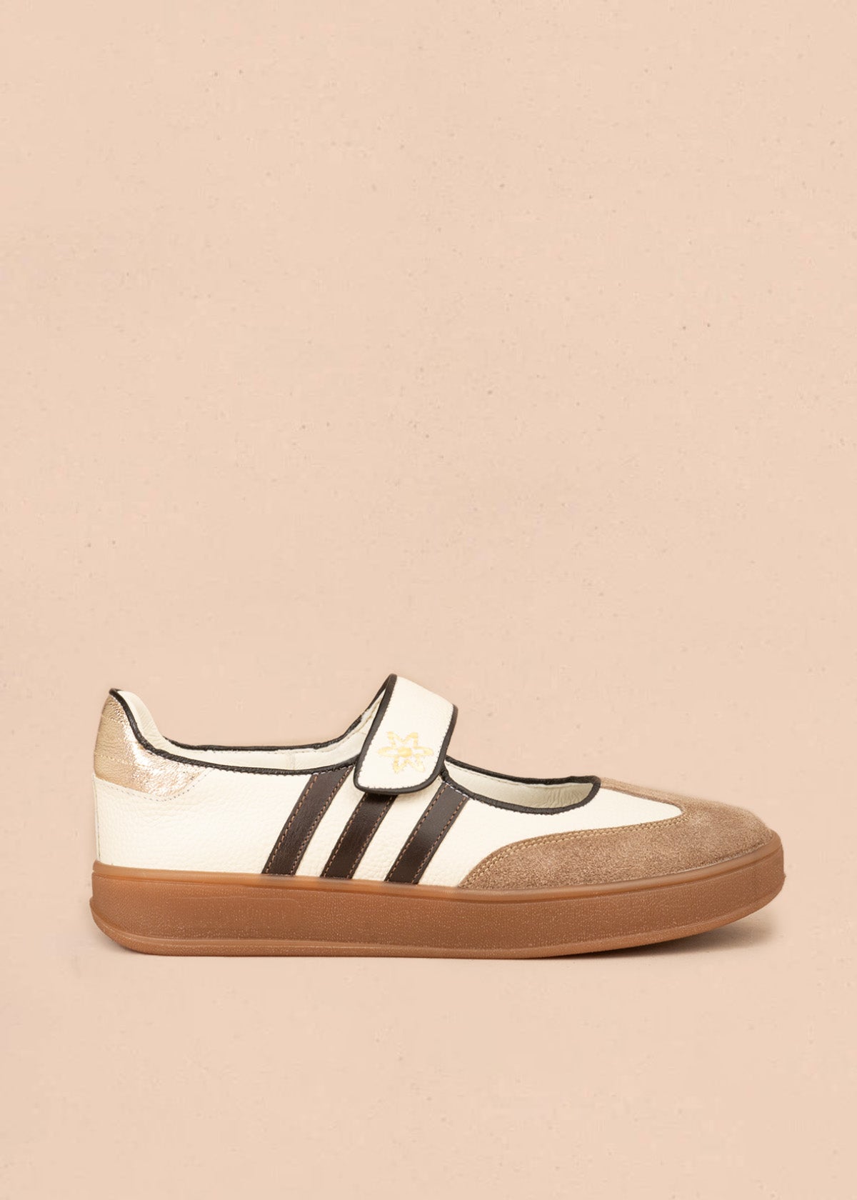 Zapato cerrado en cuero talco con trabilla de velcro y rayas café 106939