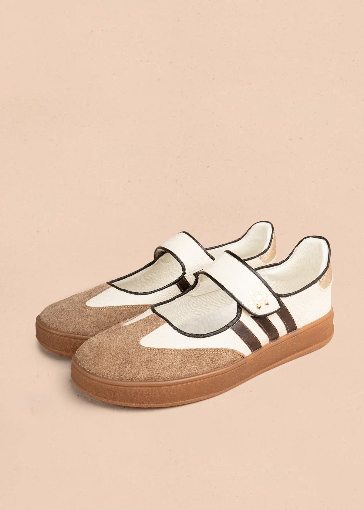 Zapato cerrado en cuero talco con trabilla de velcro y rayas café 106939