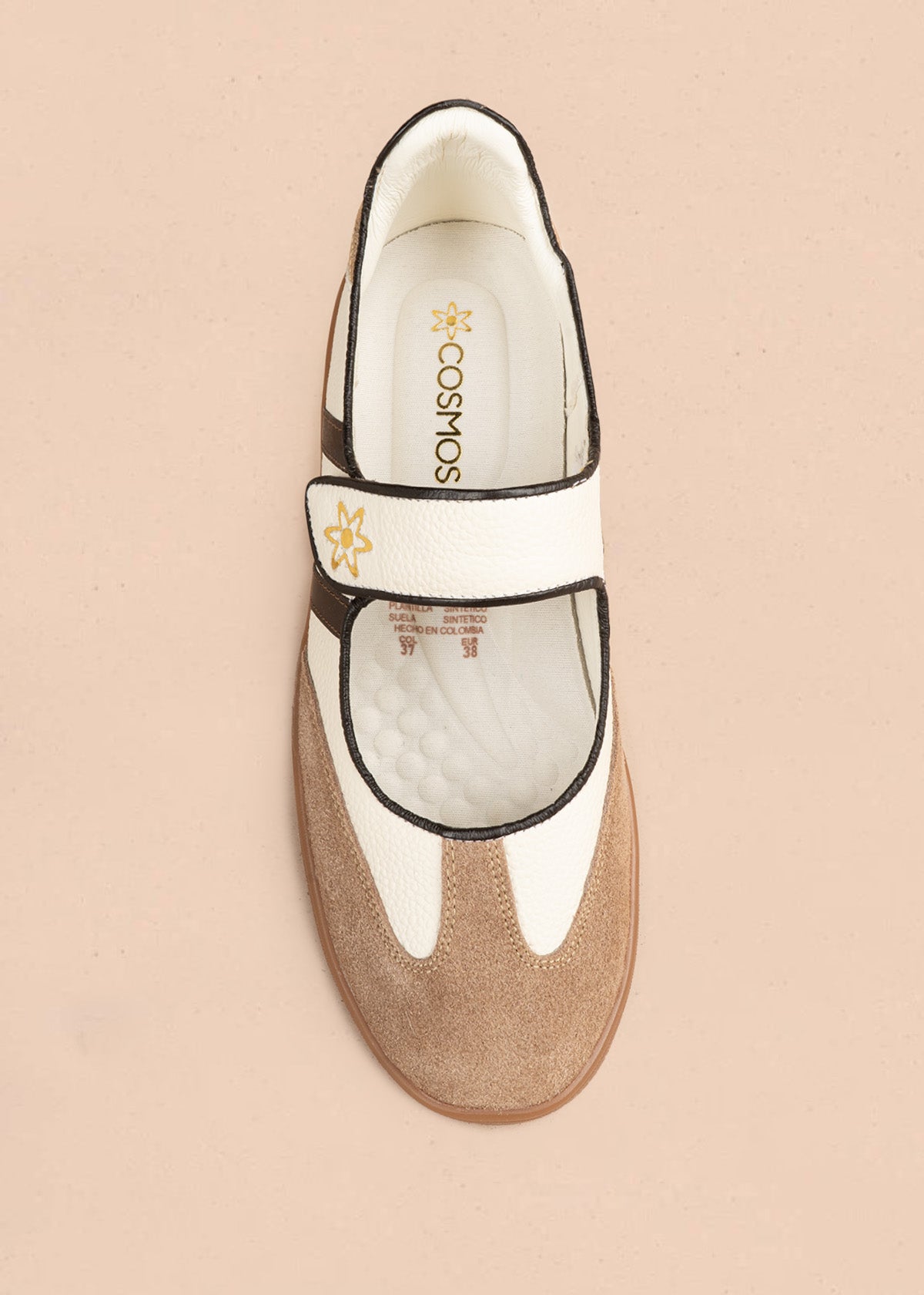 Zapato cerrado en cuero talco con trabilla de velcro y rayas café 106939