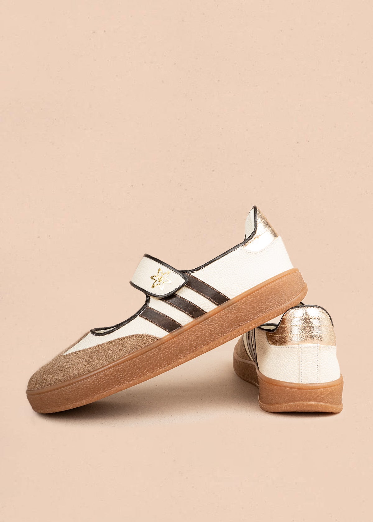 Zapato cerrado en cuero talco con trabilla de velcro y rayas café 106939