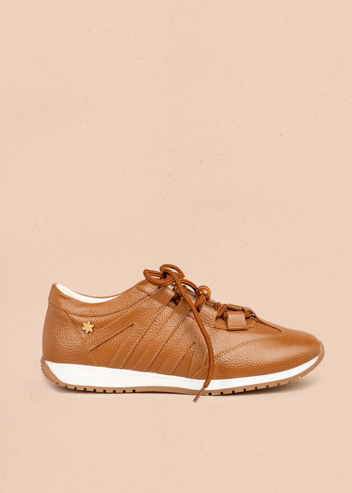 Tenis casuales en cuero color miel con cordones y cuentas de madera 106941
