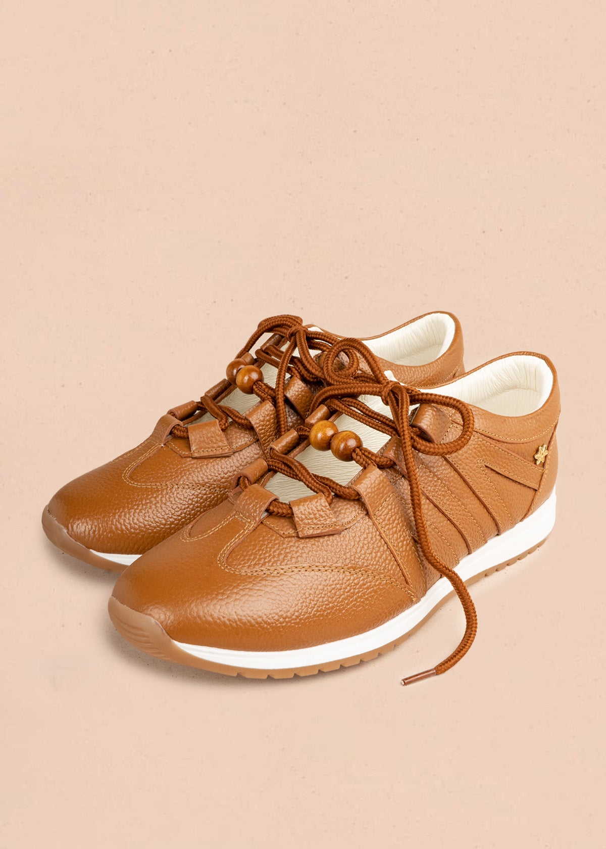 Tenis casuales en cuero color miel con cordones y cuentas de madera 106941