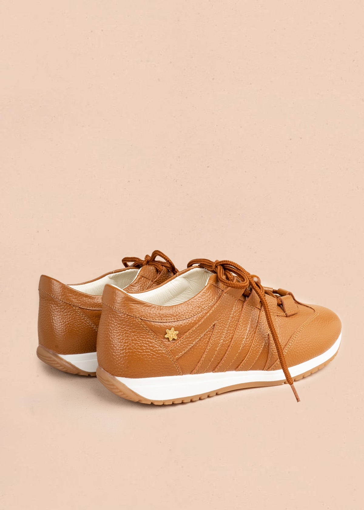 Tenis casuales en cuero color miel con cordones y cuentas de madera 106941