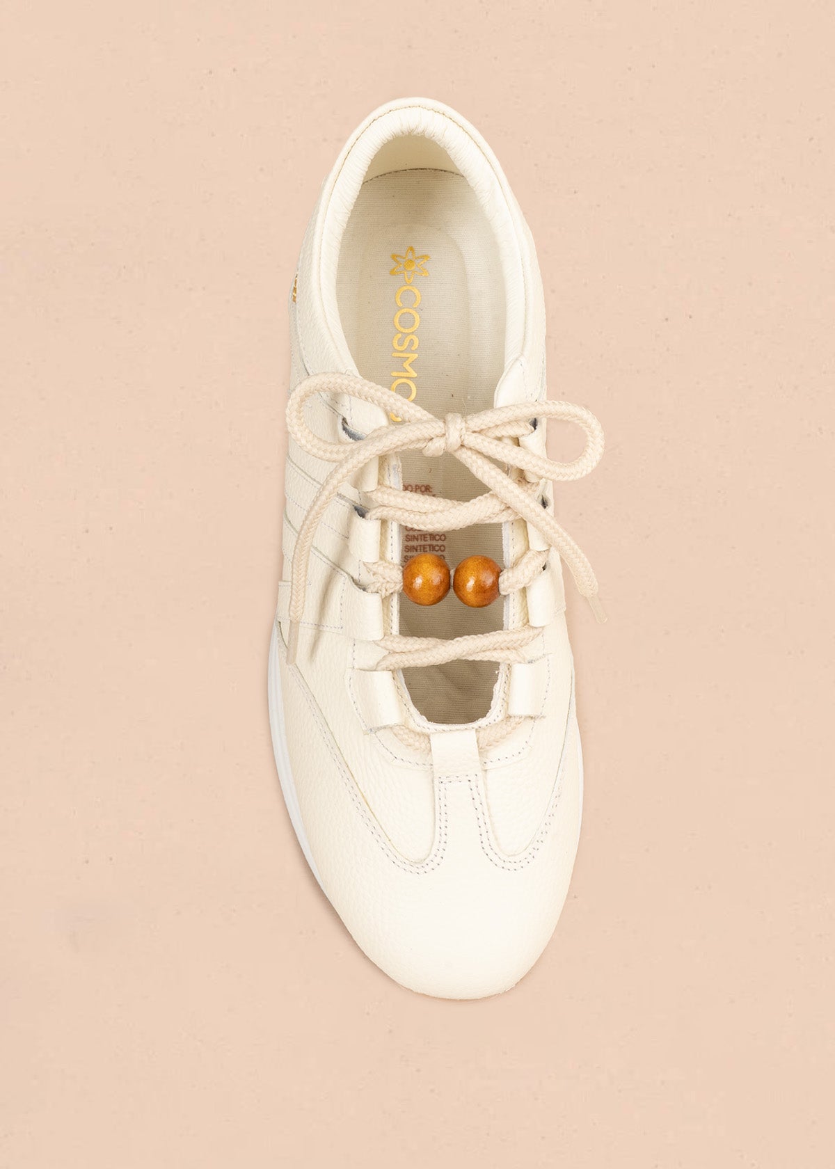 Tenis casuales en cuero color talco con cordones y cuentas de madera 106941