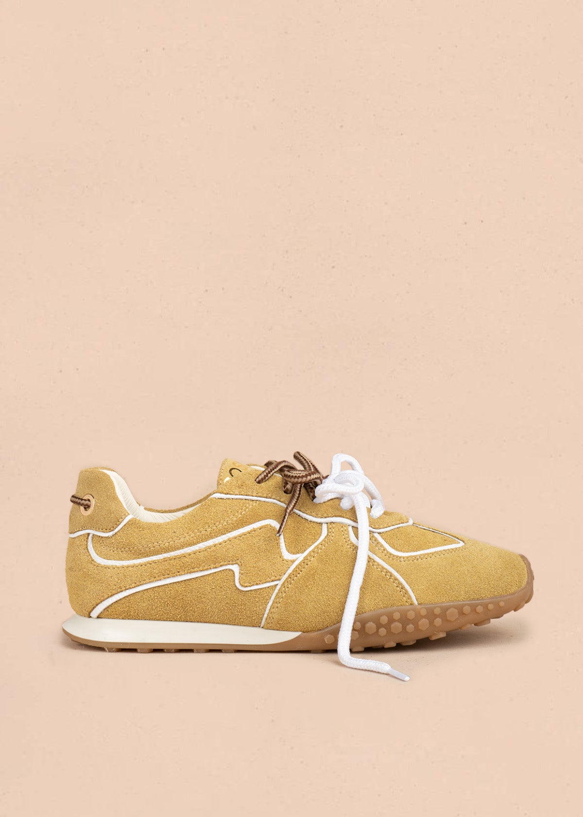 Tenis casuales en cuero amarillo con doble cordón y ribetes blancos 106942