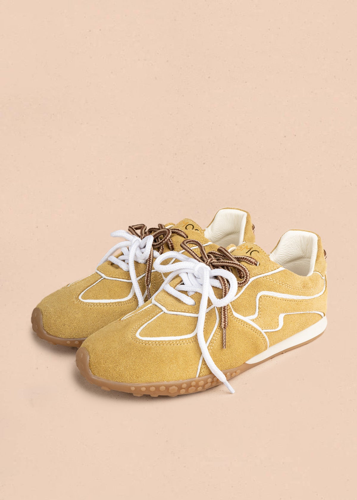 Tenis casuales en cuero amarillo con doble cordón y ribetes blancos 106942