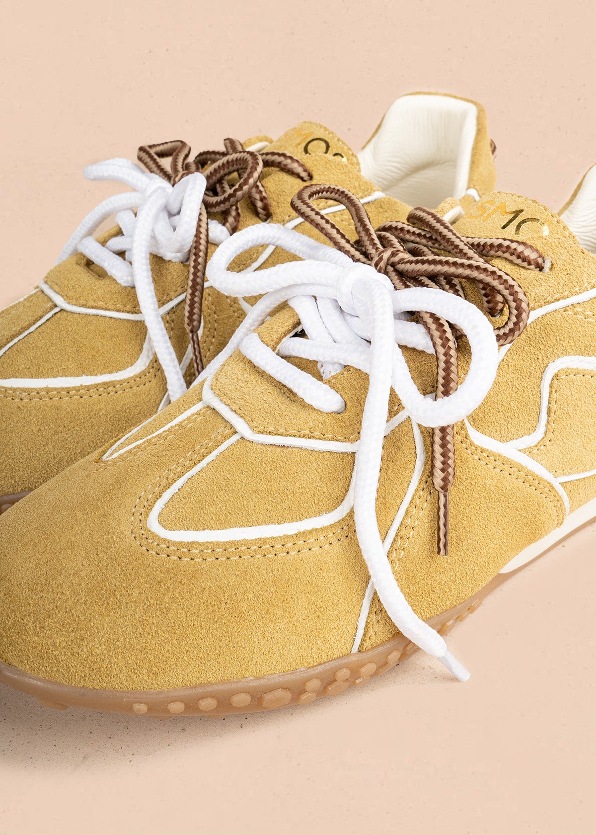 Tenis casuales en cuero amarillo con doble cordón y ribetes blancos 106942