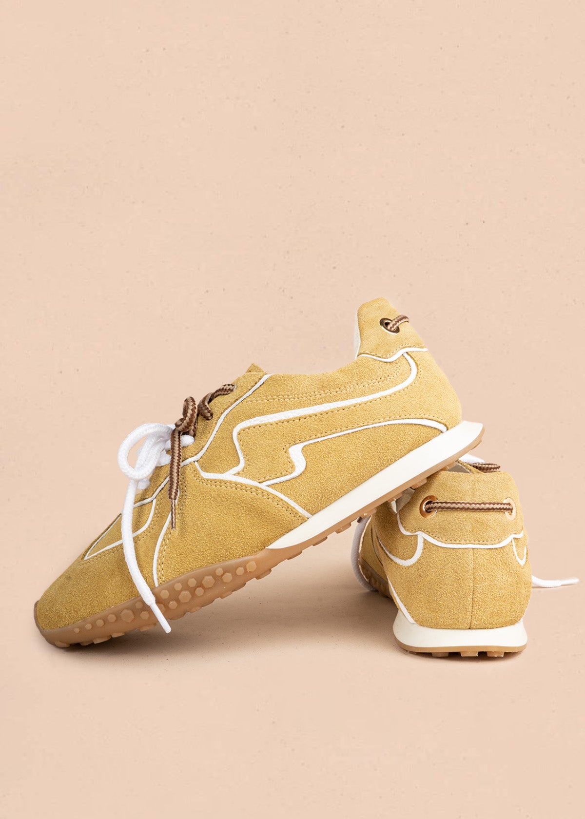 Tenis casuales en cuero amarillo con doble cordón y ribetes blancos 106942