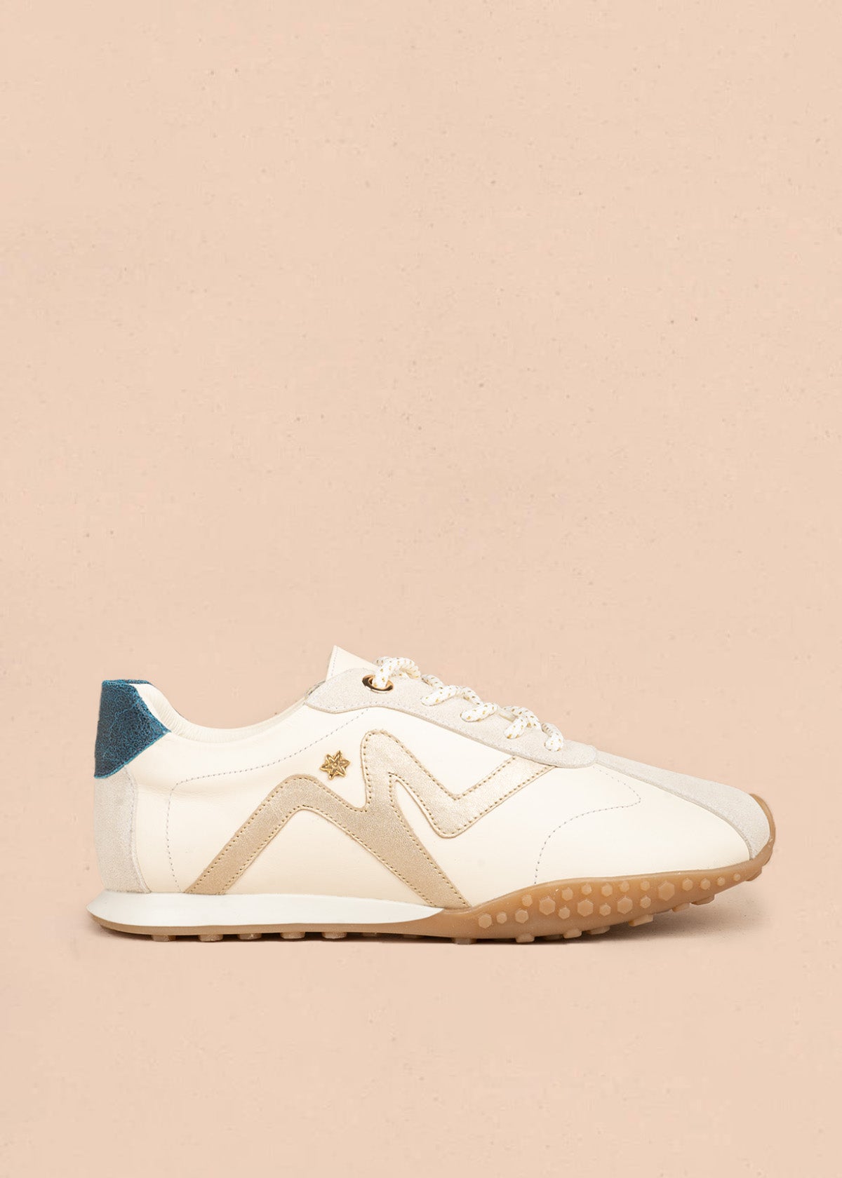 Tenis casuales en cuero talco con detalle dorado y talón azul 106943