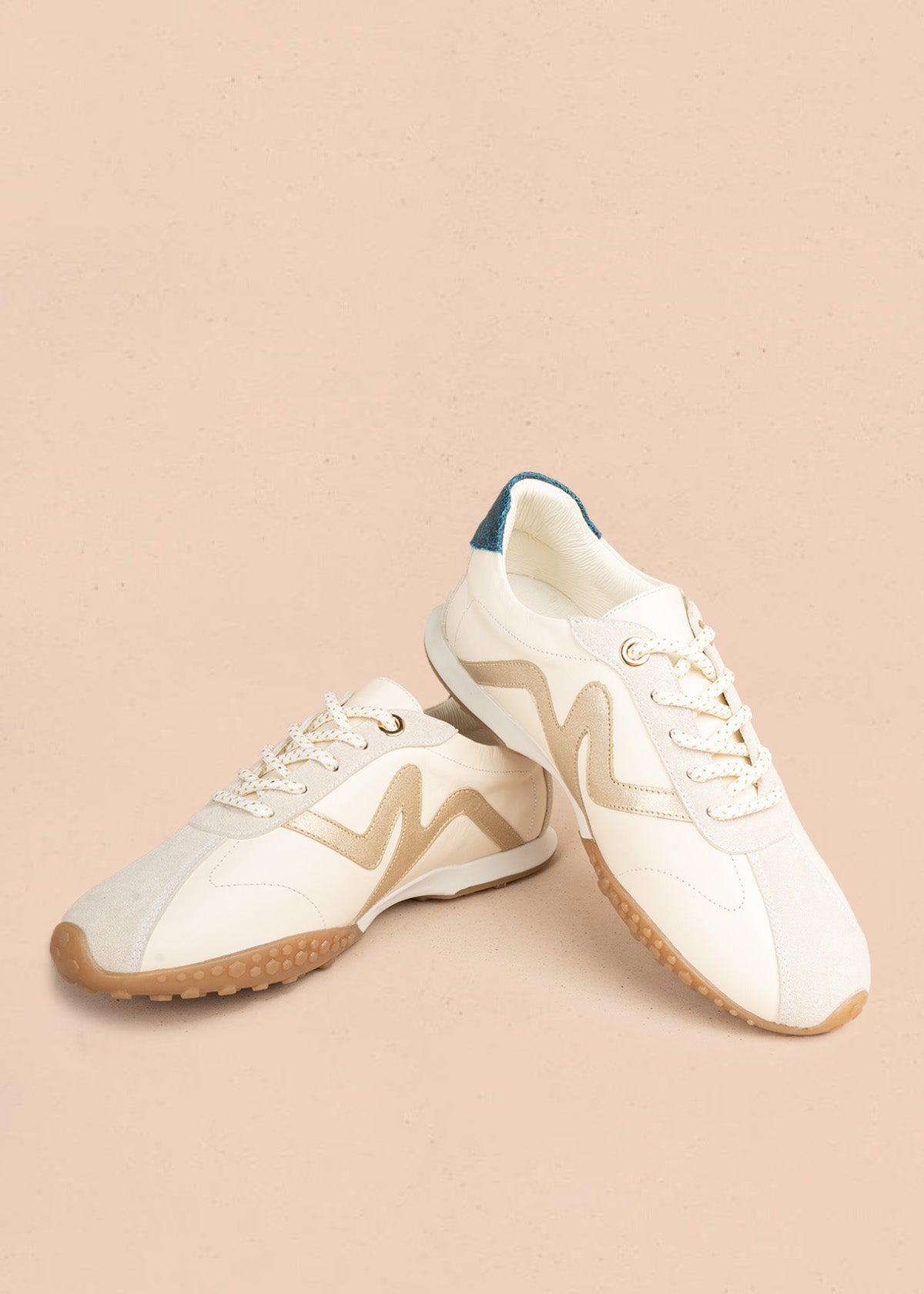 Tenis casuales en cuero talco con detalle dorado y talón azul 106943