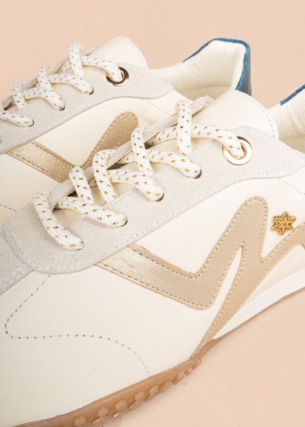 Tenis casuales en cuero talco con detalle dorado y talón azul 106943