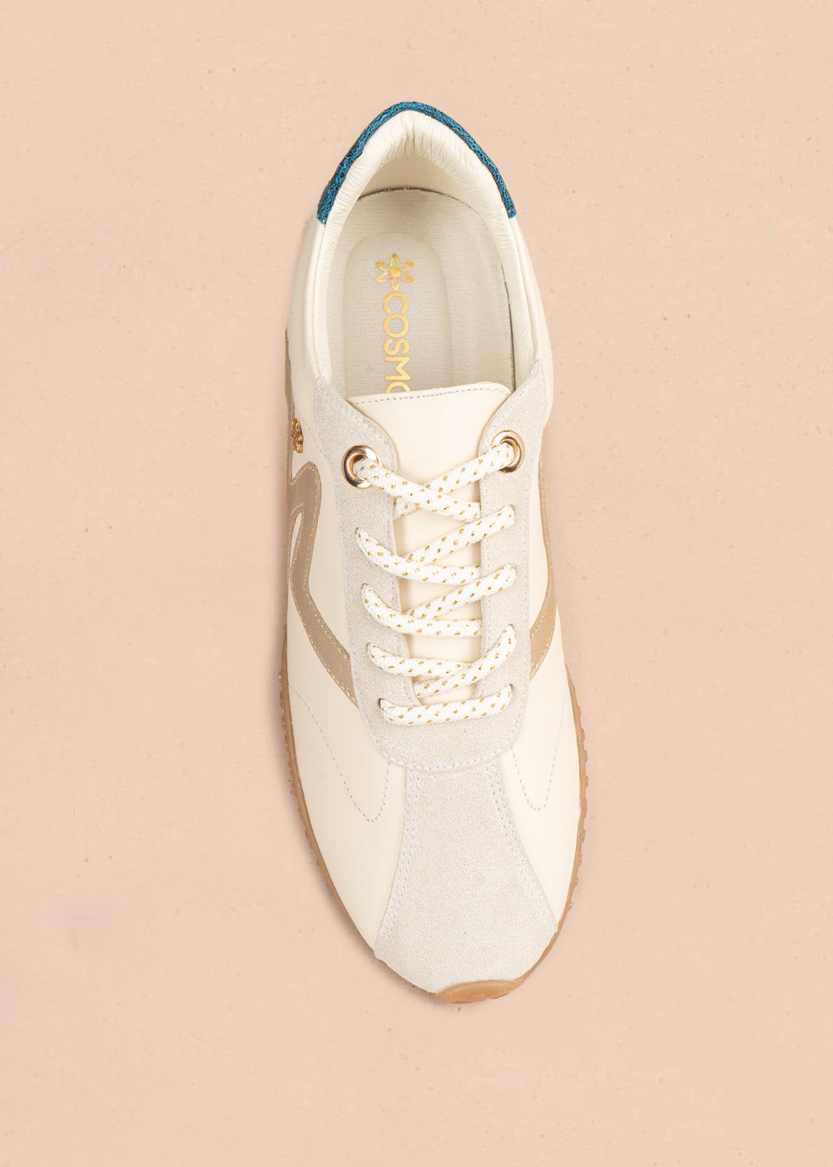 Tenis casuales en cuero talco con detalle dorado y talón azul 106943