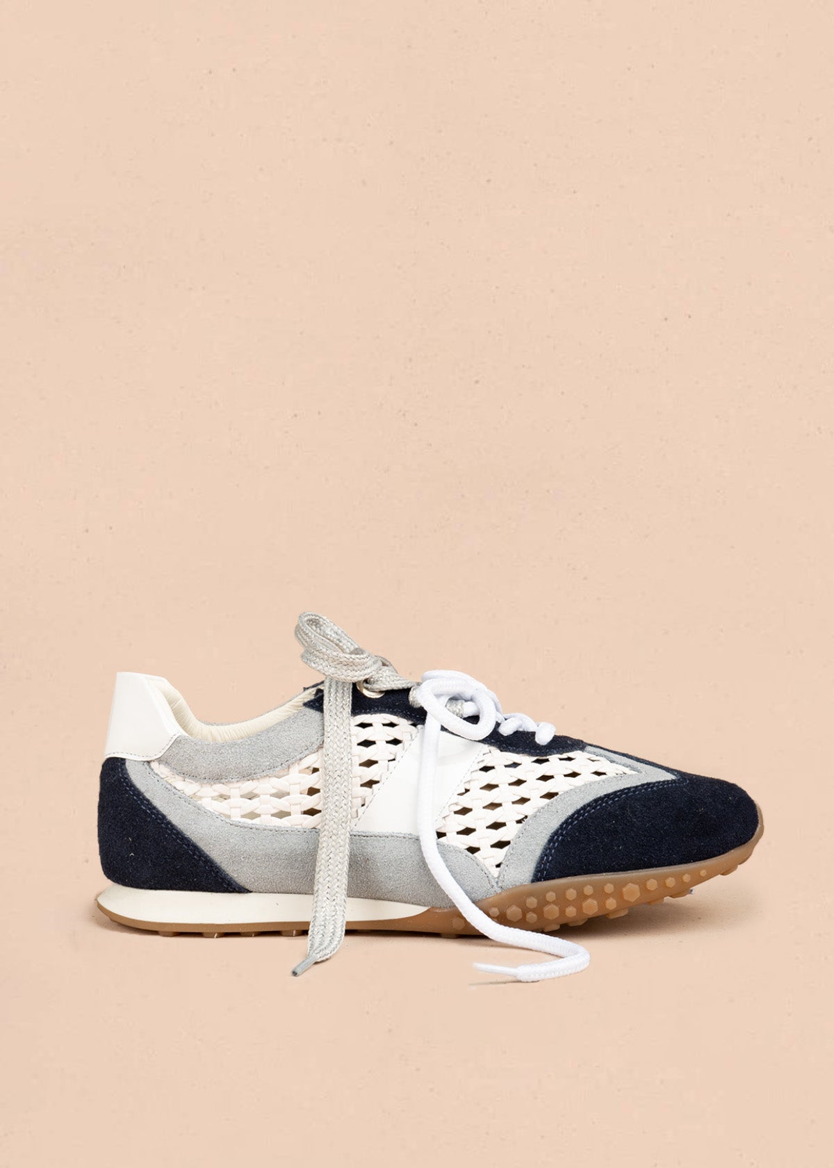 Tenis casuales en cuero color azul con tejido calado y doble cordón 106944