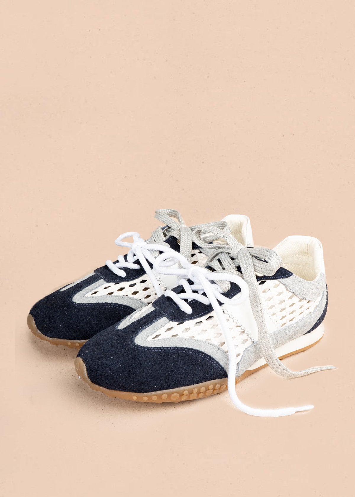 Tenis casuales en cuero color azul con tejido calado y doble cordón 106944