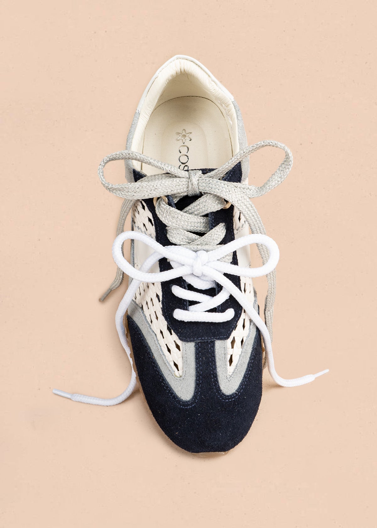 Tenis casuales en cuero color azul con tejido calado y doble cordón 106944