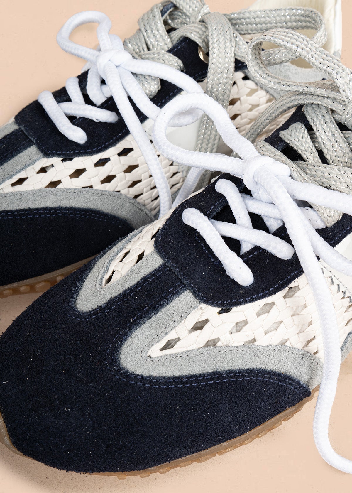 Tenis casuales en cuero color azul con tejido calado y doble cordón 106944