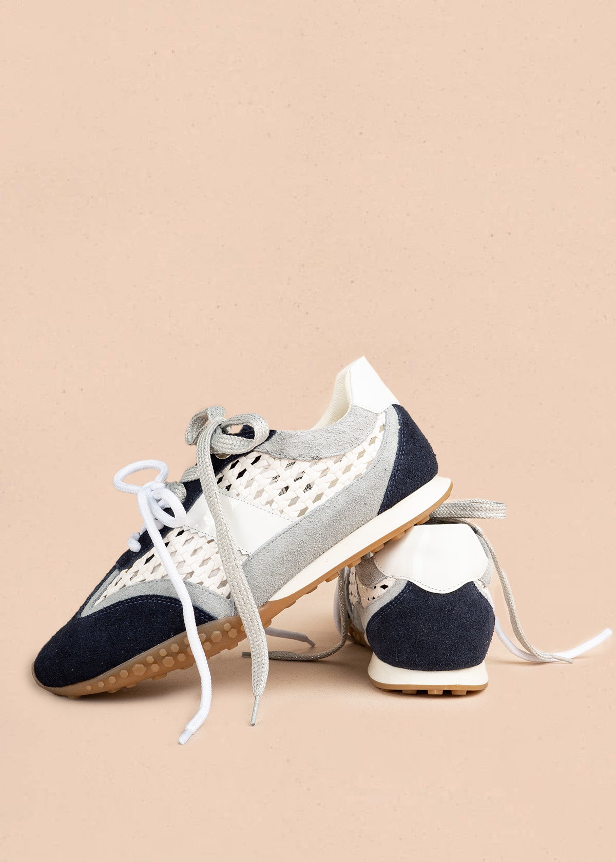 Tenis casuales en cuero color azul con tejido calado y doble cordón 106944