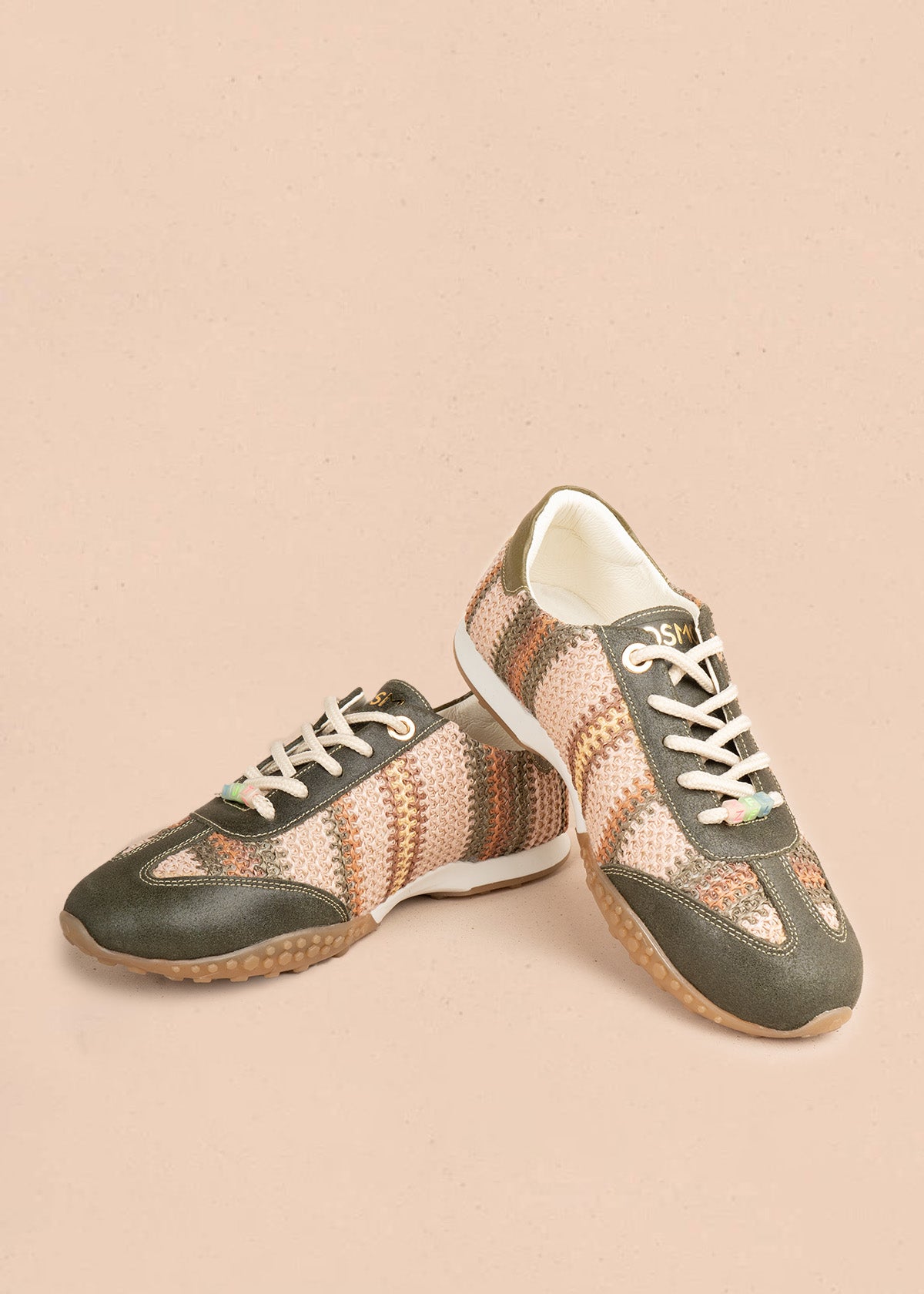 Tenis casuales en cuero verde con tejido a rayas y cordones con letras 106945