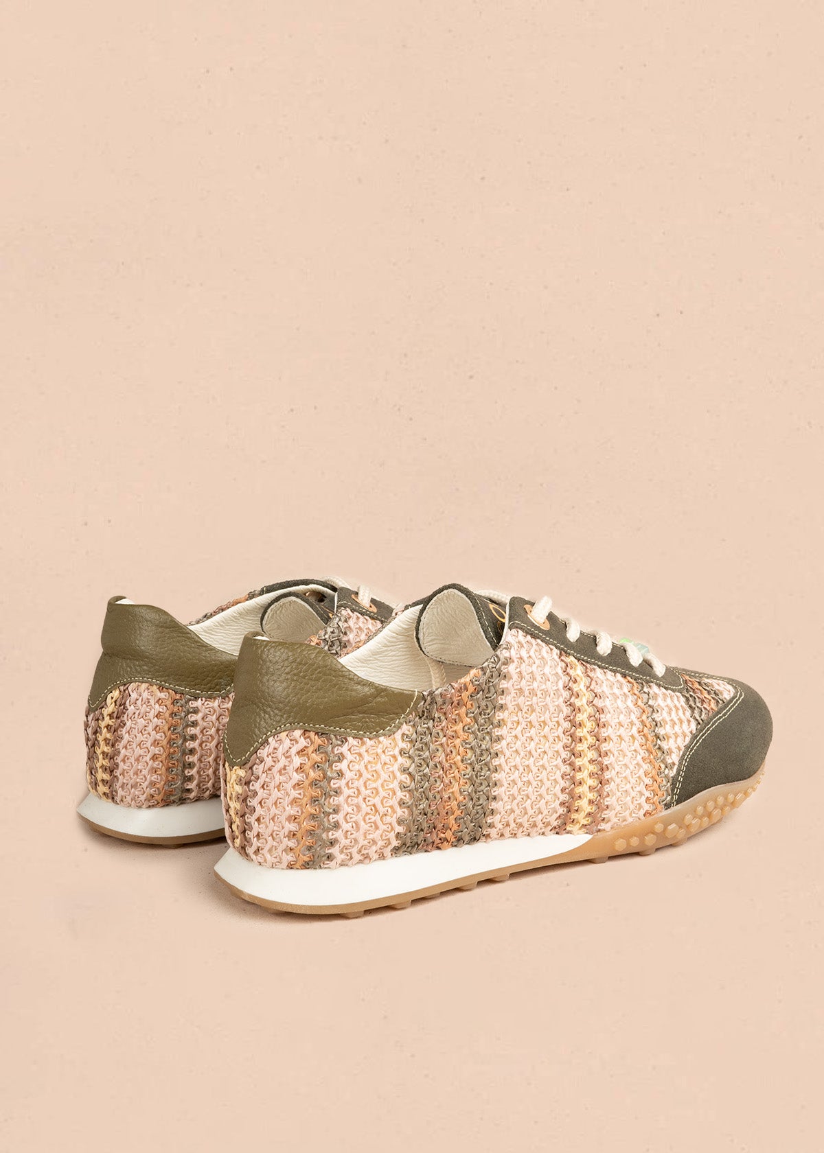 Tenis casuales en cuero verde con tejido a rayas y cordones con letras 106945